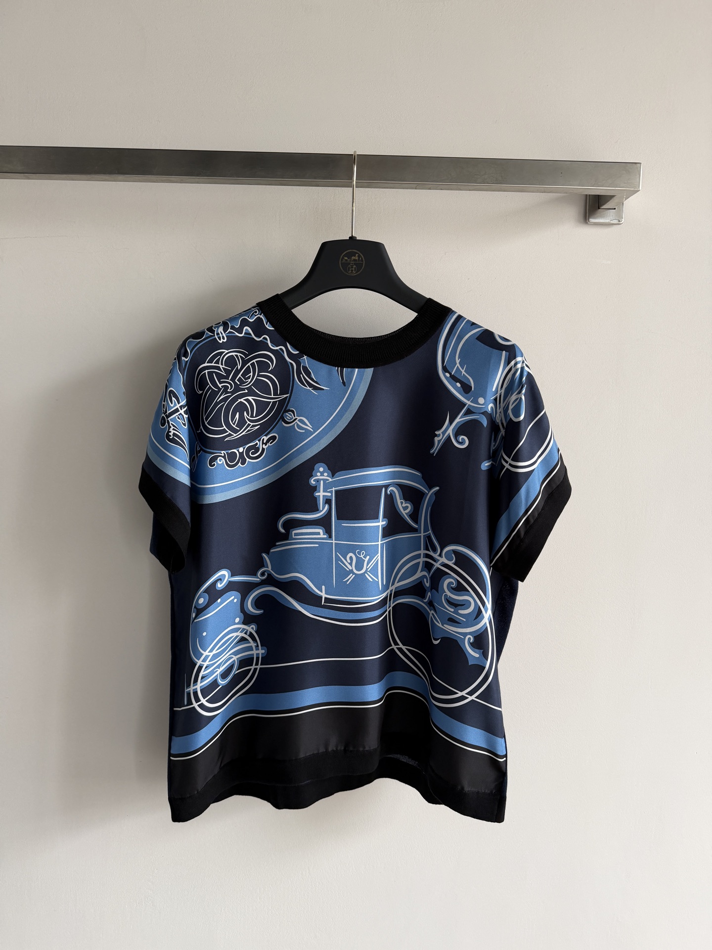 NO:823662,HERME*26SS new horse-drawn carriage printed short-sleeved top. Heavy twill silk fabric, smooth to the touch and breathable. Printed black lines are used to outline the horse-drawn carriage pattern. It is simple and artistic. The brand recognition is perfect. The round neck regular version design can be easily used for daily commuting or leisure. SML-, Hermès-clothing, hermes, hermes, T-shirt,19860909HERME*26SS新款马车印花短袖上衣 重磅斜纹丝绸面料,触感柔滑透气性佳,采用印花黑色线条勾勒马车图案,简约又有艺术感,品牌辨识度满分了圆领常规版型设计,日常通勤或休闲都能轻松驾驭SML-,爱马仕-服装,hermes,hermes,T-shirt,,Women's clothing