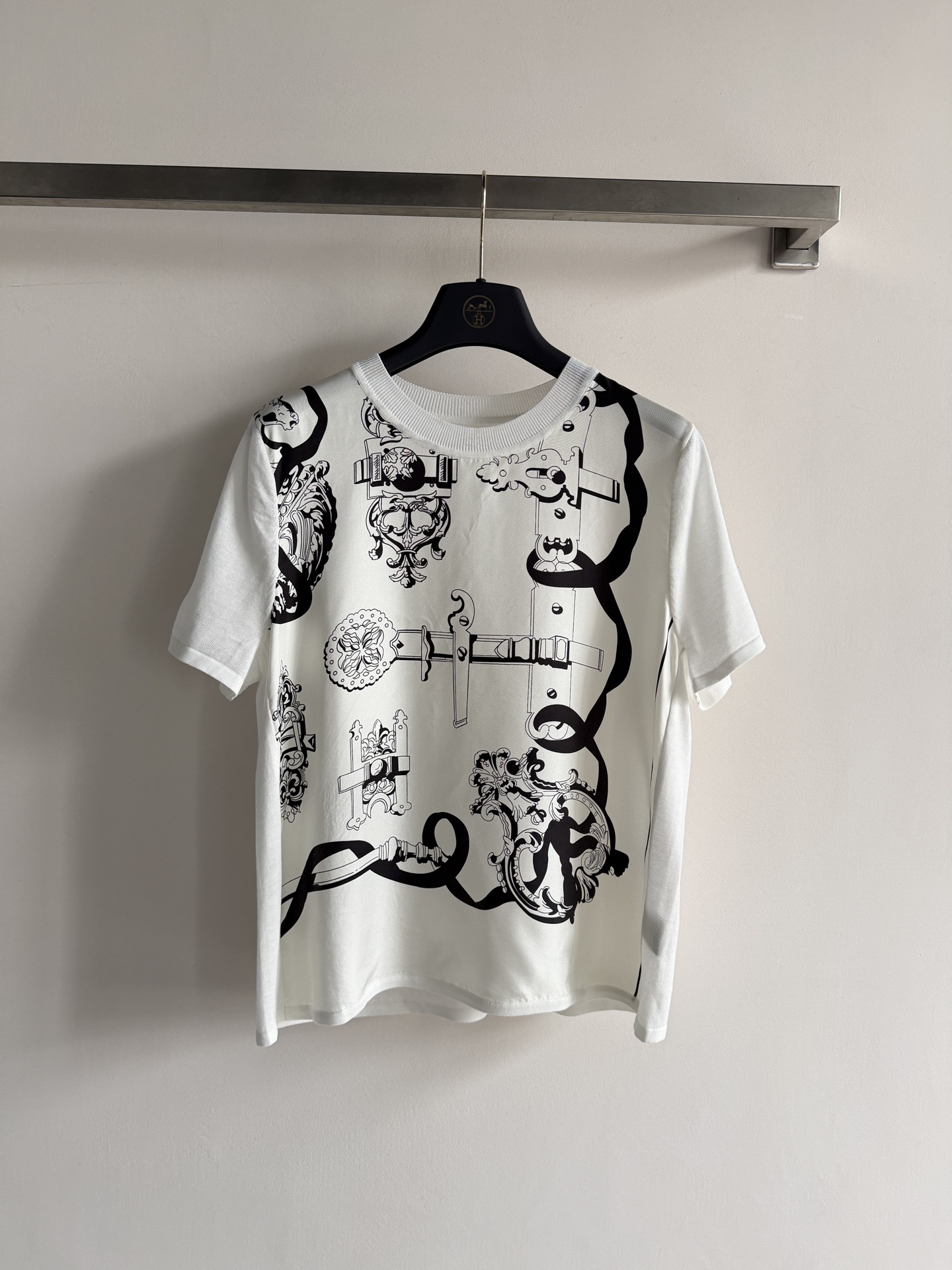 NO:823651,Herme*26 new short-sleeved tops are made of heavy twill silk fabric, which is smooth to the touch and breathable. The printing is inspired by retro equestrian patterns + exquisite lines. It is simply low-key luxury old money style SML-, Hermès-clothing, hermes, hermes, T-shirt,19860909Herme*26新款短袖上衣采用重磅斜纹丝绸面料,触感柔滑透气性佳,印花灵感复古马术图案＋精致线条 简直低调奢华老钱风SML-,爱马仕-服装,hermes,hermes,T-shirt,,Women's clothing