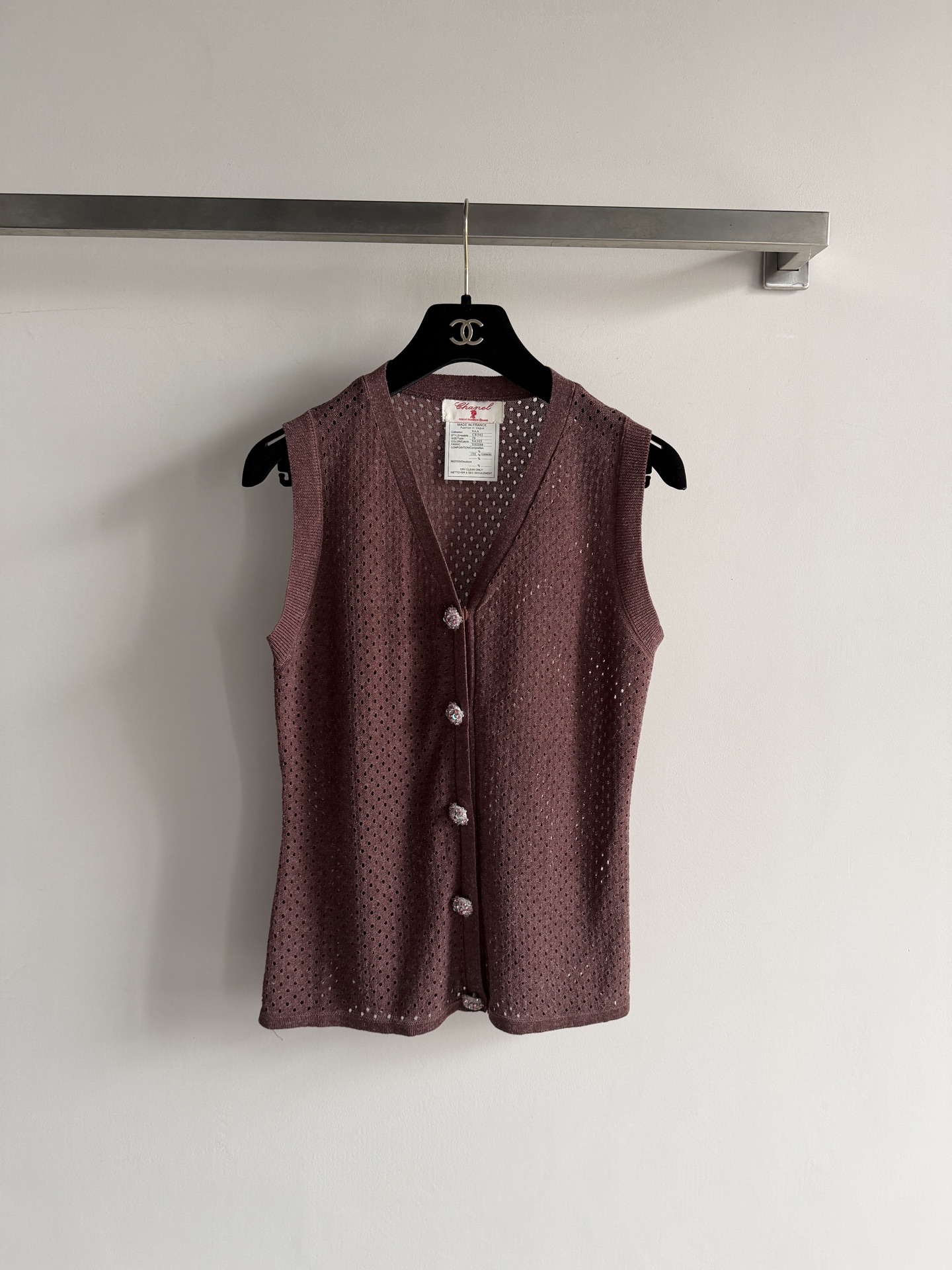 NO:823672,CHANE*'s new knitted vest, full of simple and elegant retro style. V-neck sleeveless design, exquisite beaded buttons on the front, great for layering or wearing alone. The fabric is soft and comfortable, perfect for wearing in spring, summer and autumn. Pair it with a T-shirt and high-waisted pants to easily create an artistic commute or retro-modern style. It has both temperament and practicality. It is a versatile wardrobe artifact!  SML, Chanel-clothing,chanel,chanel,loro piana,tees,t-shirt,19860909CHANE*新款针织马甲,简约优雅复古风满分.V领无袖设计,正面精致钉珠纽扣,叠穿或单穿都很出彩.面料柔软舒适,春夏秋季节穿搭超合适搭配T恤,和高腰裤,轻松打造文艺通勤或复古摩登风,气质与实用性兼具,是衣橱百搭神器！SML,香奈儿-服装,chanel,chanel,loro piana,tees，t-shirt,,Women's clothing