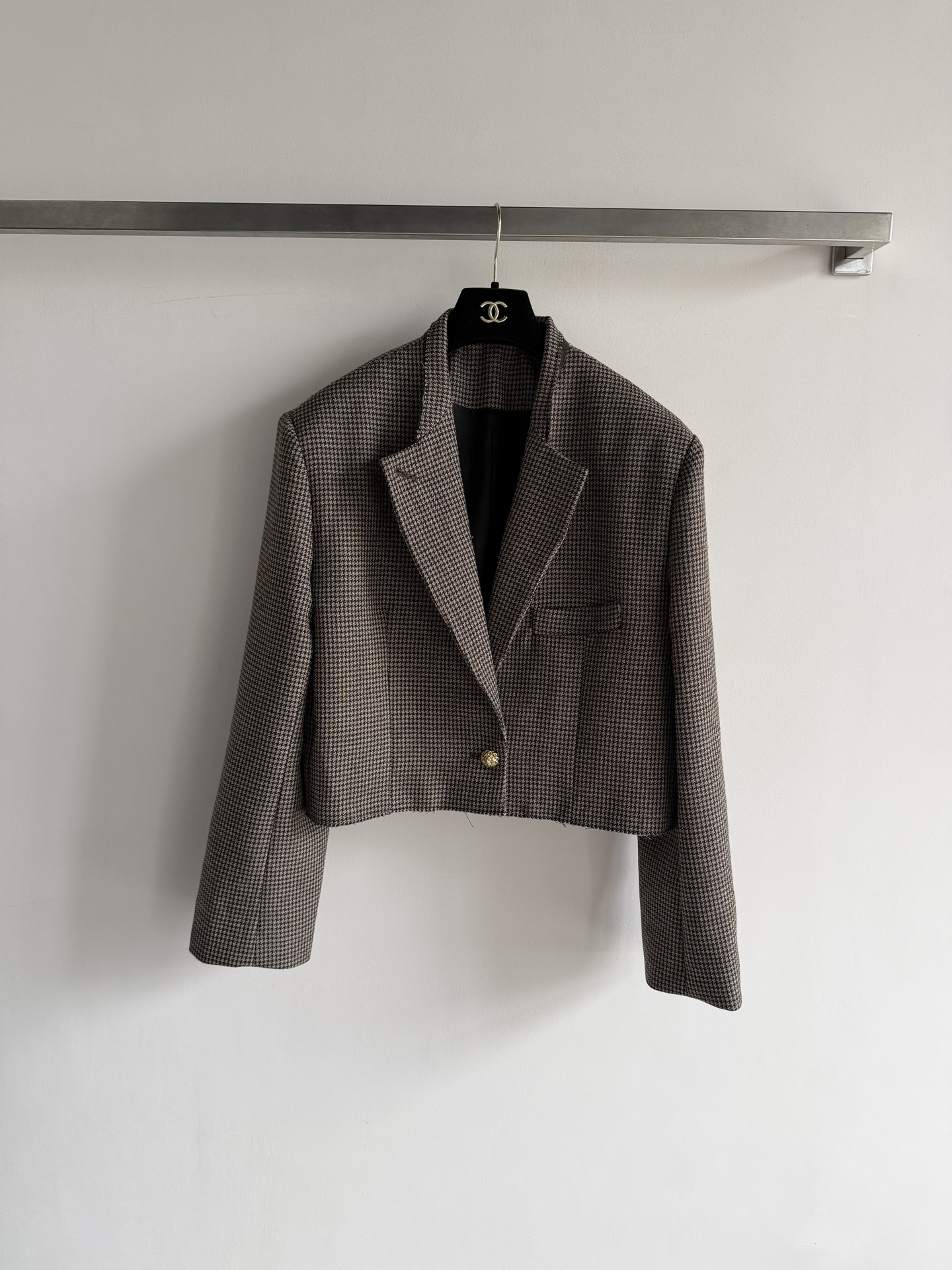 NO:853337,Chane*2026 collection short tweed jacket, by Matthieu  Blazy design, classic plaid tweed material, retro and modern. Gold buttons, exquisite details, tough tailoring, full silhouette, showing a strong feminine aura. The tweed is warm and textured, suitable for layering in autumn and winter, paired with a shirt or high collar to easily create a layered look. The overall style has both strength and elegance, and is outstanding in the workplace or formal occasions. Size 36.38.40~, Chanel - Clothing, chanel, chanel, jackets & coats, shirts,19860909Chane*2026系列短款粗花呢外套,由Matthieu Blazy设计,经典格纹粗花呢材质,复古又现代.金色纽扣,细节精致,剪裁硬朗,廓形感十足,展现大女人气场.粗花呢保暖又有质感,适合秋冬叠穿,搭配衬衫或高领内搭,轻松打造层次感造型.整体风格兼具力量与优雅,职场或正式场合都很出彩Size36.38.40～,香奈儿-服装,chanel,chanel,jackets & coats,shirts,,Women's clothing