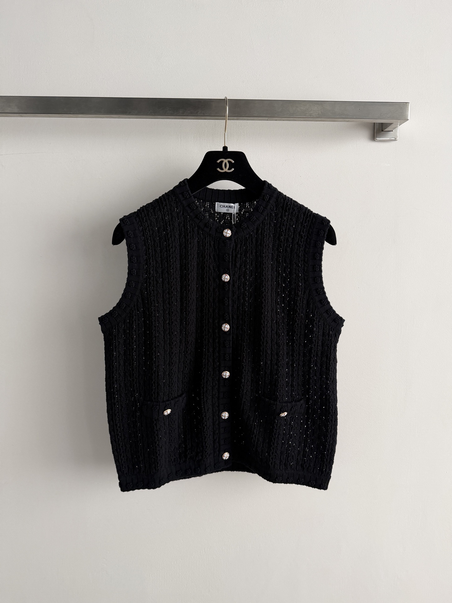NO:823734,CHANE's latest knitted vest is hollow knitted with metal buttons, simple and exquisite. Sleeveless design, very suitable for spring and summer. It has pockets on both sides, practical and beautiful, and can be easily used for daily commuting or leisure. Xiaoxiang's classic craftsmanship and elegant style can be easily matched with shirts, dresses or high-waisted pants, and you can easily get a casual or Korean style look!  SML, Chanel-clothing,chanel,chanel,loro piana,skirts,shirts,19860909CHANE*新款针织马甲,采用镂空针织,搭配金属纽扣,简约又精致.无袖设计,春夏穿超合适,两侧有口袋,实用又美观,日常通勤或休闲都能轻松驾驭.小香经典工艺和优雅风格,轻松搭配衬衫、连衣裙或高腰裤,轻松get轻熟风or韩系穿搭look！SML,香奈儿-服装,chanel,chanel,loro piana,skirts,shirts,,Women's clothing