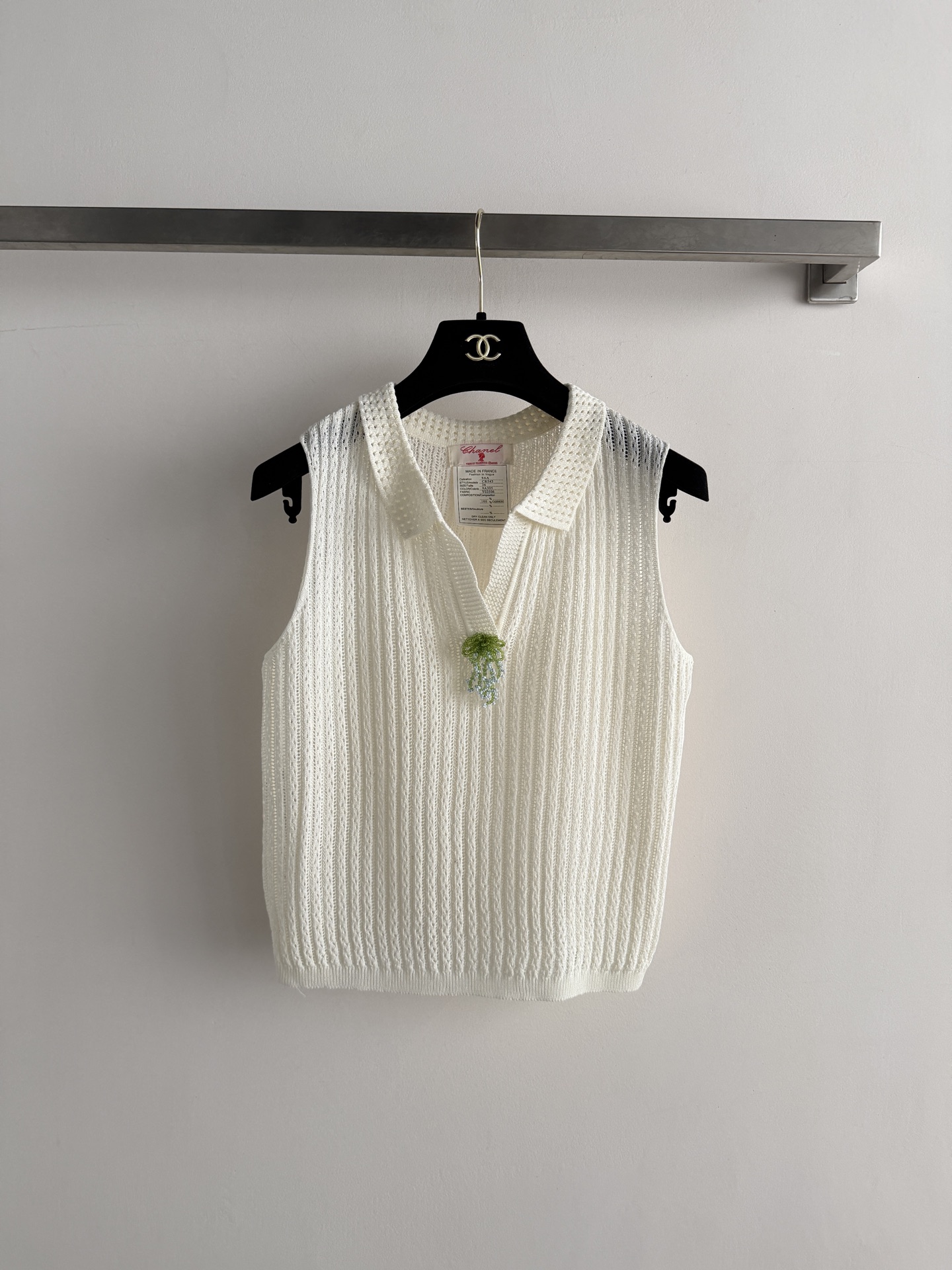 NO:823611,CHANE*26 new lapel knitted vest, soft and breathable, super comfortable to wear in summer!  The hollow design, embellished with exquisite beading craftsmanship, is elegant and casual. It is suitable for commuting, dating, and leisure. The color is very gentle and easy to match. It can be paired with jeans or skirts. It is a must-have item in the summer wardrobe!  SML,Chanel-clothing,chanel,chanel,loro piana,skirts,jeans,19860909CHANE*26新款翻领针织背心,柔软透气,夏天穿超舒服！镂空设计,点缀精致钉珠工艺,致优雅又随性.适合通勤、约会,休闲都能轻松驾驭.色系非常温柔好搭配,可以配牛仔裤或半身裙都很出彩,是夏季衣橱必备单品！SML,香奈儿-服装,chanel,chanel,loro piana,skirts,jeans,,Women's clothing