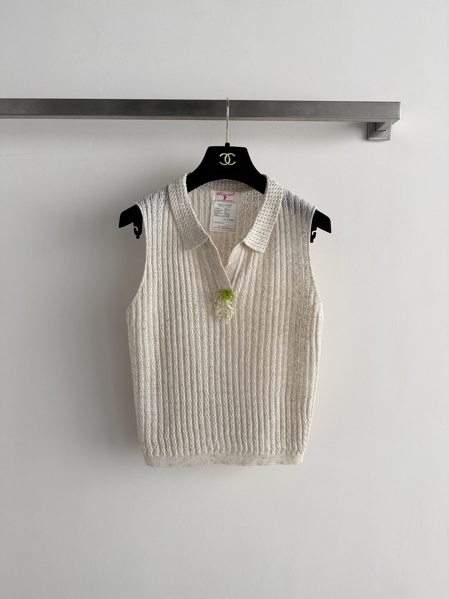 NO:823661,CHANE*26 new lapel knitted vest, soft and breathable, super comfortable to wear in summer!  The hollow design, embellished with exquisite beading craftsmanship, is elegant and casual. It is suitable for commuting, dating, and leisure. The color is very gentle and easy to match. It can be paired with jeans or skirts. It is a must-have item in the summer wardrobe!  SML,Chanel-clothing,chanel,chanel,loro piana,skirts,jeans,19860909CHANE*26新款翻领针织背心,柔软透气,夏天穿超舒服！镂空设计,点缀精致钉珠工艺,致优雅又随性.适合通勤、约会,休闲都能轻松驾驭.色系非常温柔好搭配,可以配牛仔裤或半身裙都很出彩,是夏季衣橱必备单品！SML,香奈儿-服装,chanel,chanel,loro piana,skirts,jeans,,Women's clothing