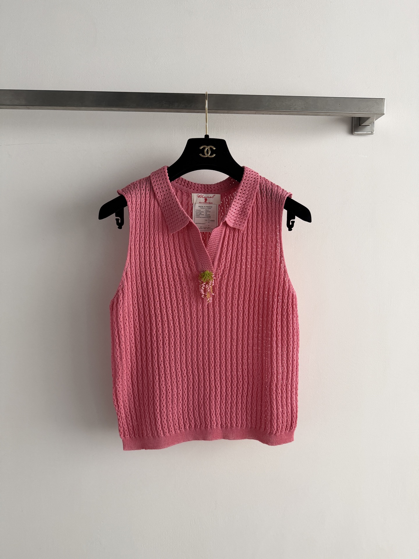 NO:823691,CHANE*26 new lapel knitted vest, soft and breathable, super comfortable to wear in summer!  The hollow design, embellished with exquisite beading craftsmanship, is elegant and casual. It is suitable for commuting, dating, and leisure. The color is very gentle and easy to match. It can be paired with jeans or skirts. It is a must-have item in the summer wardrobe!  SML,Chanel-clothing,chanel,chanel,loro piana,skirts,jeans,19860909CHANE*26新款翻领针织背心,柔软透气,夏天穿超舒服！镂空设计,点缀精致钉珠工艺,致优雅又随性.适合通勤、约会,休闲都能轻松驾驭.色系非常温柔好搭配,可以配牛仔裤或半身裙都很出彩,是夏季衣橱必备单品！SML,香奈儿-服装,chanel,chanel,loro piana,skirts,jeans,,Women's clothing