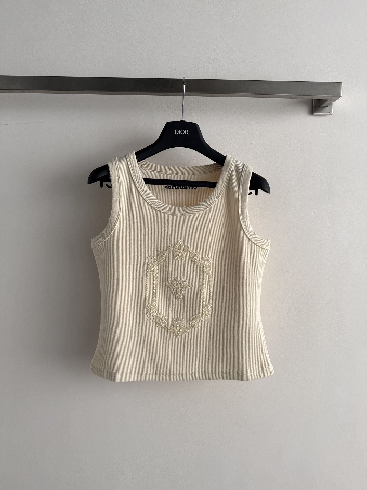 NO:823604,Dio*'s new beaded embroidered vest is made of light beige knitted fabric, soft and elastic, and super comfortable to wear next to the body. The exquisite beaded embroidery on the front is retro and elegant, with perfect details and high brand recognition. The round neck is simple and can be worn alone or inside in summer. It can be easily matched with high-waisted pants and skirts, and can be casually and elegantly switched at will. It can be easily used for daily outings and parties, fashionable and practical. SML, Dior-clothing, dior, dior, loro piana, skirts,19860909Dio*新款钉珠刺绣背心,采用浅米黄色针织面料,柔软有弹性,贴身穿着超舒适.正面精致钉珠刺绣,复古优雅,细节满分,品牌辨识度高.圆领简约,夏天单穿或内搭都很百搭,轻松搭配高腰裤、半身裙,休闲优雅随心切换.日常出街、聚会都能轻松驾驭,时髦又实用SML,迪奥-服装,dior,dior,loro piana,skirts,,Women's clothing