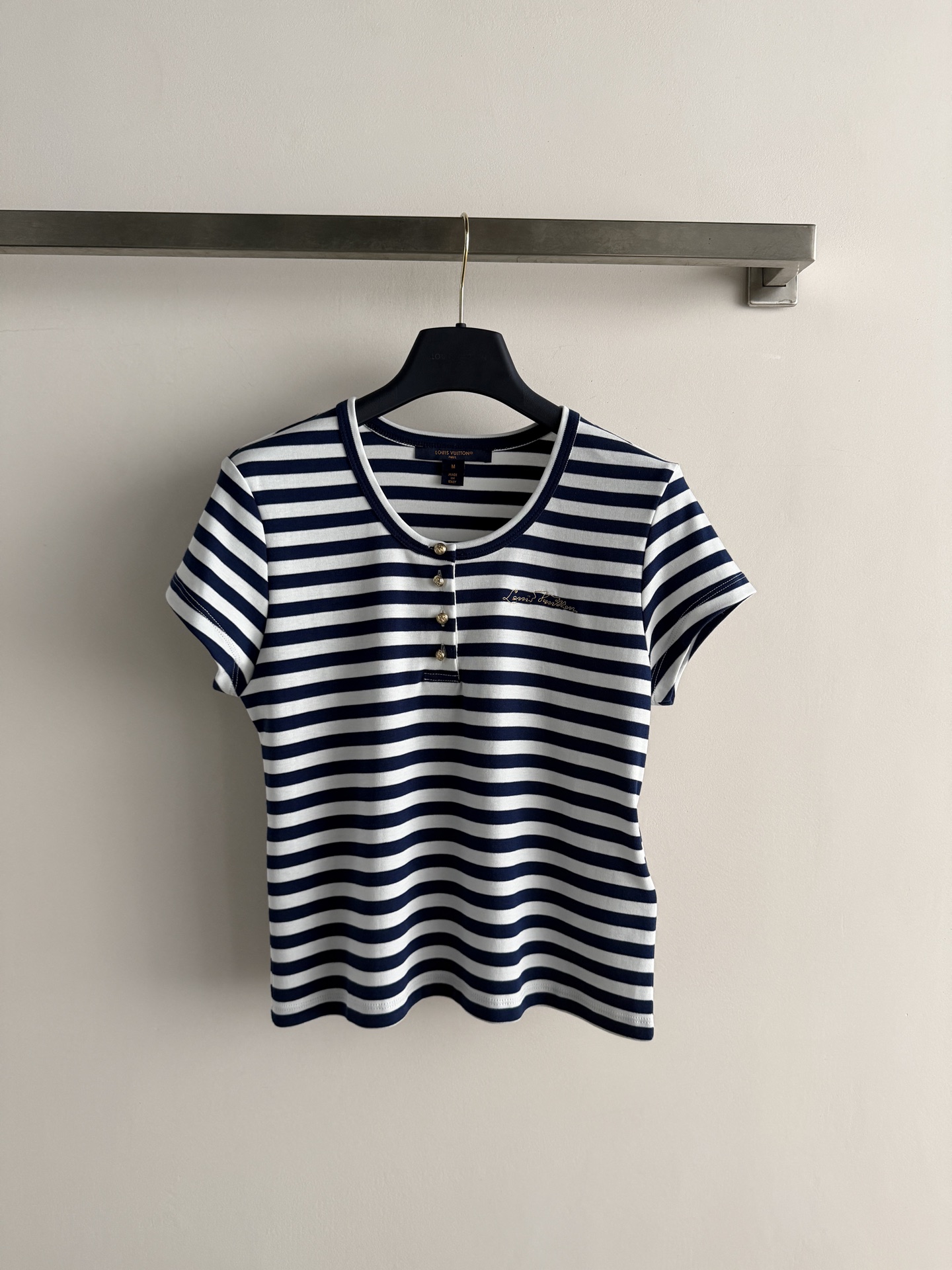 NO:823595,LouisVuitto's latest nautical series, this blue and white striped short-sleeved T-shirt has a classic navy style design, three buttons embellishment, and perfect details. Cotton material, soft, skin-friendly and breathable, super comfortable to wear in summer!  It can be easily worn for daily leisure or vacation. It goes well with jeans or skirts~ The striped element has a French lazy atmosphere, which is fashionable and versatile. It is a must-have item in the summer wardrobe!  SML.,Louis Vuitton-clothing,louis vuitton,louis vuitton,skirts,jeans,T-shirt,tees,t-shirt,19860909LouisVuitto*新款航海系列,这款蓝白条纹短袖T恤,经典海军风设计,三颗纽扣点缀,细节满分.棉材质,柔软亲肤又透气,夏天穿超舒服！日常休闲、度假都能轻松驾驭,搭配牛仔裤或半裙都很OK～条纹元素自带法式慵懒氛围,时尚又百搭,是夏季衣橱必备单品！ＳＭＬ.,路易威登-服装,louis vuitton,louis vuitton,skirts,jeans,T-shirt,tees，t-shirt,,Women's clothing