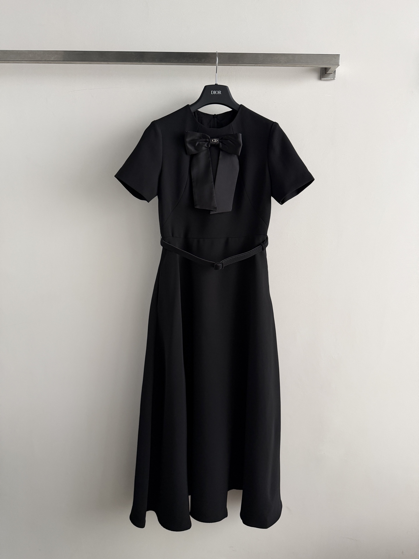NO:823585,Dio*'s new black bow dress, classic Hepburn style design, short sleeves + high waist cut, elegant and figure-flattering. Bow embellishment on the chest, perfect details, adjustable belt, easily outlines curves. The fabric is stiff and drapey, making it easy to control for commuting, dating and formal occasions. The skirt is mid-length, French high-end and practical, it is a must-have classic item in the wardrobe!  SML,Dior-clothing,dior,dior,loro piana,skirts,T-shirt,19860909Dio*新款黑色蝴蝶结连衣裙,经典赫本风设计,短袖+高腰剪裁,优雅又显身材.胸前蝴蝶结点缀,细节满分,腰带可调节,轻松勾勒曲线.面料挺括有垂感,通勤、约会、正式场合都能轻松驾驭.裙长中长款,法式高级感与实用性兼具,是衣橱必备经典单品！SML,迪奥-服装,dior,dior,loro piana,skirts,T-shirt,,Women's clothing