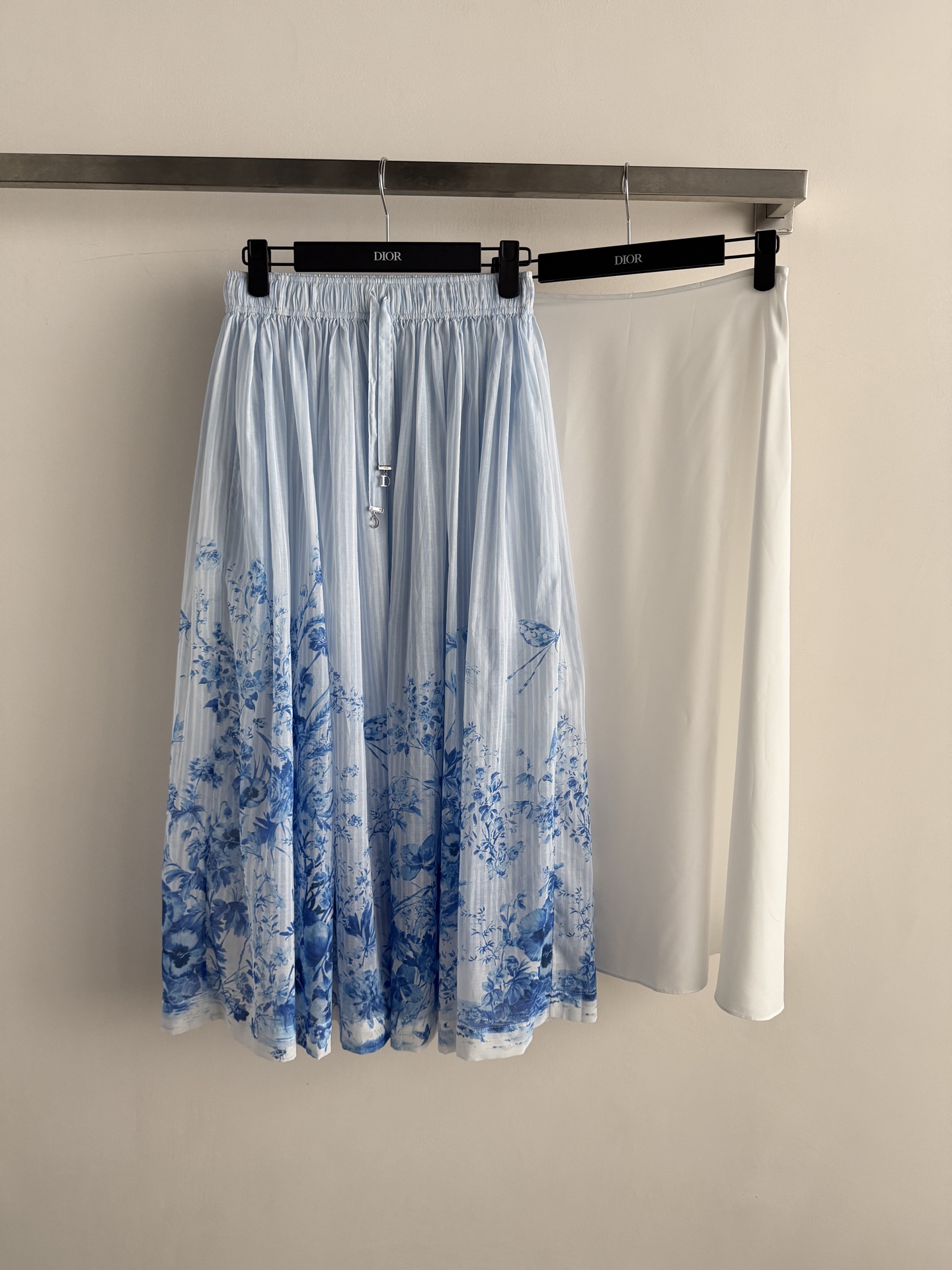 NO:859870,Dio*26SS new blue and white porcelain printed skirt is based on light blue and white vertical stripes, with freehand blue and white porcelain flower patterns. It seems to be wearing a fresh picture on the body. The elegant pleated design has a smart and fairy spirit, and every step seems to be dancing. It is thoughtfully equipped with a pure cotton lining, which is light and breathable, and adds a sense of practical comfort.  It makes you feel extremely comfortable and comfortable. The atmosphere of spring and summer is directly contracted by it. SML-, Dior-clothing, dior, dior, skirts,19860909Dio*26SS新款青花瓷印花半裙以浅蓝白竖条纹为底,搭配写意的青花瓷花卉图案 仿佛将一幅清新的画卷穿在了身上,飘逸的百褶设计 自带灵动仙气,每一步都仿佛在翩翩起舞贴心配有纯棉内衬,轻盈透气的同时,更添一份实穿舒适感 让你感受到无比的自在与惬意春夏的氛围感直接被它承包啦SML-,迪奥-服装,dior,dior,skirts,,Women's clothing