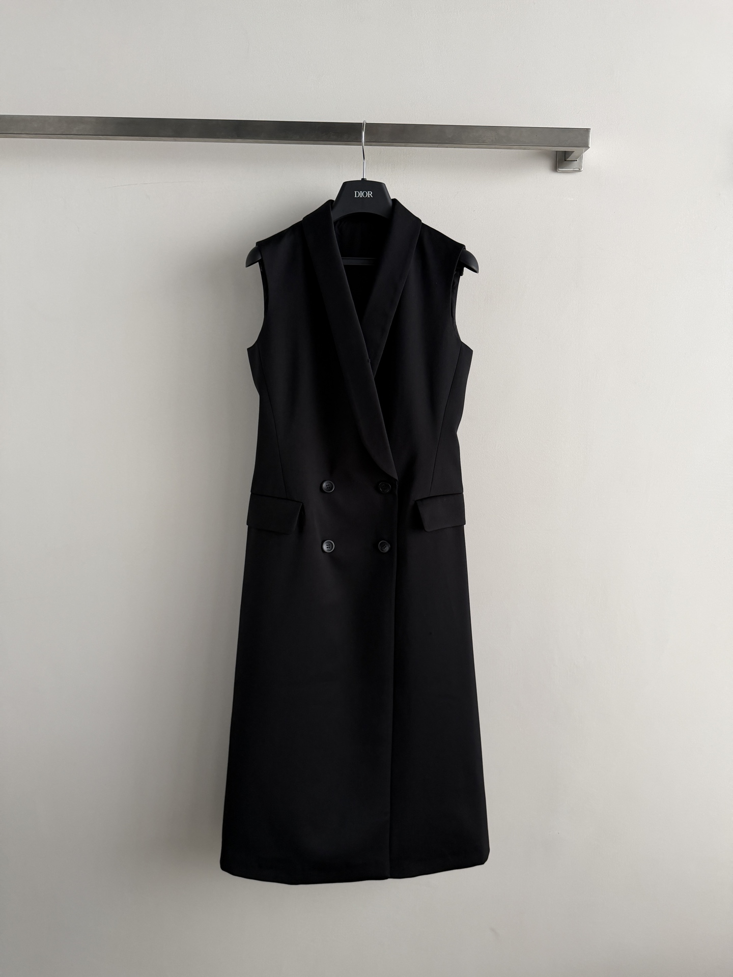 NO:825363,Dio*'s new black double-breasted suit vest dress, classic suit collar + sleeveless design, neat lines, slim fit, perfect elegant temperament. The fabric is crisp and drapey, suitable for workplace commuting or formal occasions. The double-breasted details enhance the sense of layering and can also modify the body proportions. It goes well with high heels or loafers. The black color is versatile and can be easily matched with white shirts, T-shirts, etc., to meet the needs of many scenes, and is a must-have item in the wardrobe of working women!  SML,Dior-clothing,dior,dior,loro piana,loafers,high heels,skirts,shirts,tees,t-shirt,business suit,19860909Dio*新款黑色双排扣西装马甲连衣裙,经典西装领+无袖设计,线条利落,剪裁修身,干练优雅气质满分.面料挺括有垂感,适合职场通勤或正式场合穿搭.双排扣细节提升层次感,还能修饰身形比例.搭配高跟鞋或乐福鞋都很出彩.黑色百搭,轻松搭配白衬衫、T恤,等内搭,满足多场景需求,是职场女性衣橱必备单品！SML,迪奥-服装,dior,dior,loro piana,loafers,high heels,skirts,shirts,tees，t-shirt,business suit,,Women's clothing