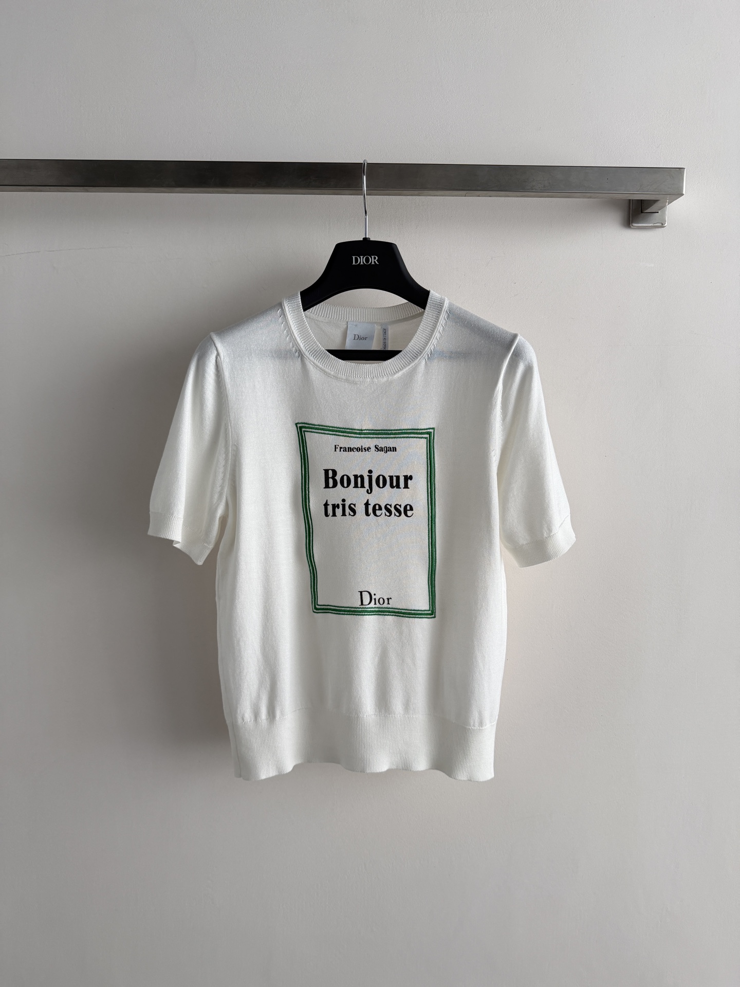 NO:825321,Dio*2026 spring and summer series embroidered short-sleeved T-shirt, made of Tencel, soft and skin-friendly, super breathable, super comfortable to wear in summer!  'Bonjour tristesse' literary embroidery on the front, embellished with border design, full of literary retro feel. Regular round neck style, versatile for daily or commuting. Inspired by literary elements, with exquisite details, it is a representative of the fusion of high-end fashion and culture, with both quality and design!  SML,Dior-clothing,dior,dior,loro piana,T-shirt,tees,t-shirt,19860909Dio*2026春夏系列刺绣短袖T恤,采用天丝,柔软亲肤,透气性超赞,夏天穿超舒服！正面“Bonjour tristesse”文学刺绣,点缀边框设计,文艺复古感满满.常规圆领版型,日常或通勤都很百搭.灵感来自文学元素,细节精致,是高奢时尚与文化融合的代表,品质与设计感兼具！SML,迪奥-服装,dior,dior,loro piana,T-shirt,tees，t-shirt,,Women's clothing