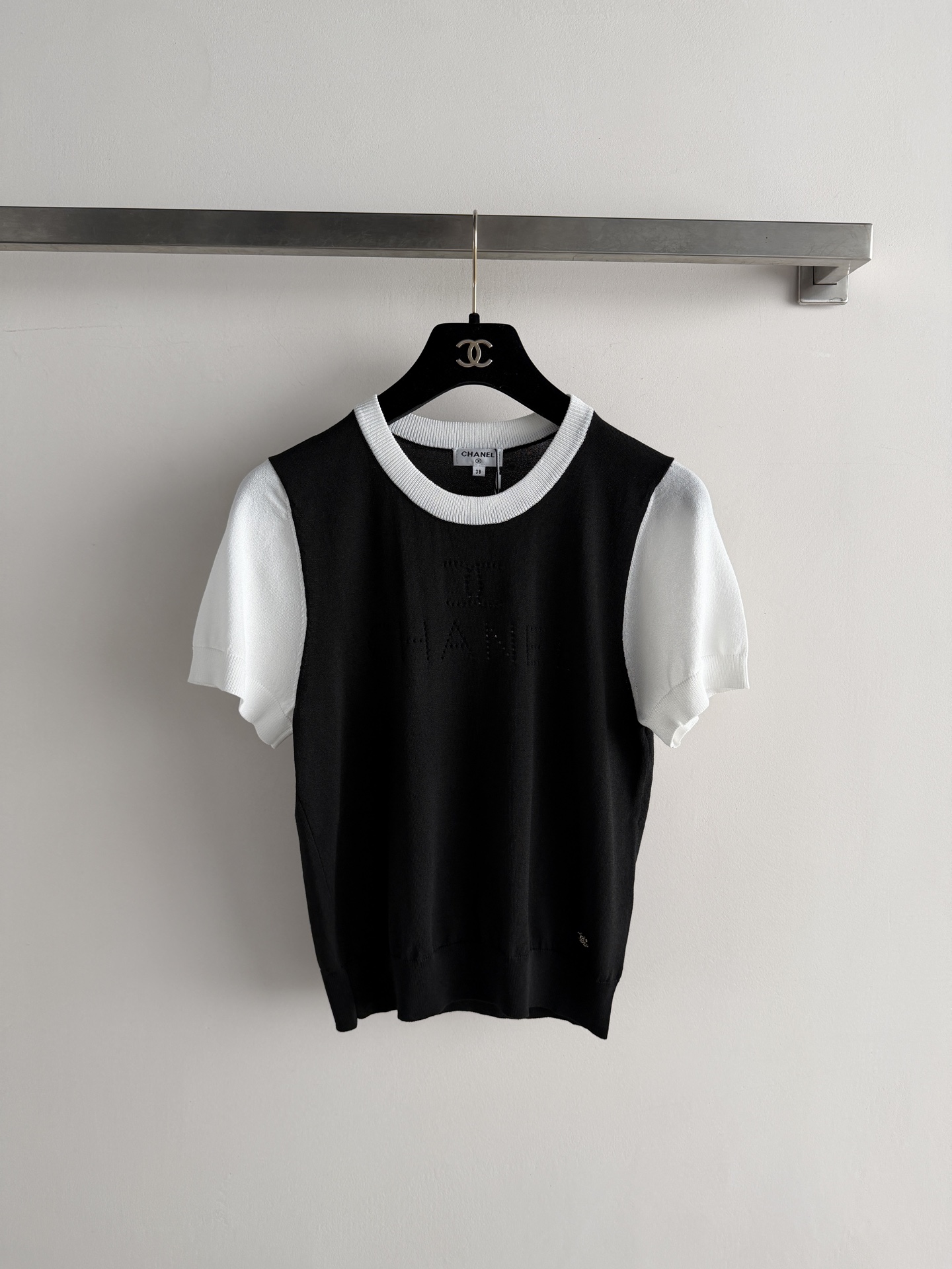 NO:825301,CHANE*26SS new style knitted short-sleeved collar and sleeves with contrasting color design, simple and layered, versatile and not picky, suitable for daily commuting three-color SML-, Chanel-clothing, chanel, chanel, T-shirt,19860909CHANE*26SS新款针织短袖领口与袖子撞色设计,简约又有层次感 ,版型百搭不挑人,日常通勤都适合三色SML-,香奈儿-服装,chanel,chanel,T-shirt,,Women's clothing