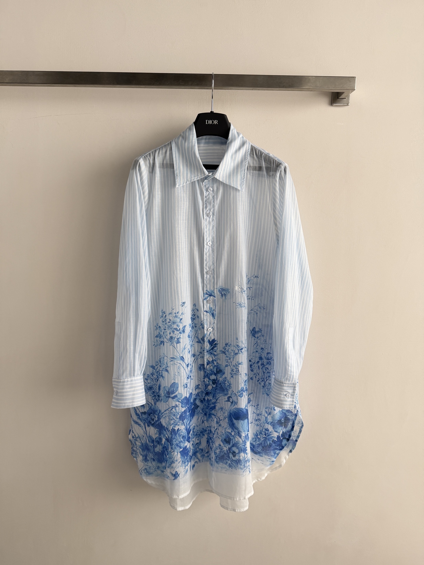 NO:825331,Dio*2026 spring and summer series blue and white porcelain printed shirt, lightweight material, blue and white gradient blue and white porcelain pattern, full of oriental charm. Loose long sleeves + irregular hem, elegant and smart, perfect for spring and summer wear!  Inspired by Chinese blue and white porcelain, combined with modern tailoring, it is elegant and casual, and can be easily used for commuting or vacation ~ Pair it with the same series of skirts or simple trousers, and you can easily get a high-end look. SML, Dior-clothing, dior, dior, skirts, shirts,19860909Dio*2026春夏系列青花瓷印花衬衫,轻盈材质,蓝白渐变青花瓷图案,东方韵味满满.宽松长袖+不规则下摆,飘逸灵动,春夏穿超适合！灵感源自中国青花瓷,融合现代剪裁,优雅又随性,通勤或度假都能轻松驾驭～搭配同系列半裙或简约裤装,轻松get高级感造型ＳＭＬ,迪奥-服装,dior,dior,skirts,shirts,,Women's clothing