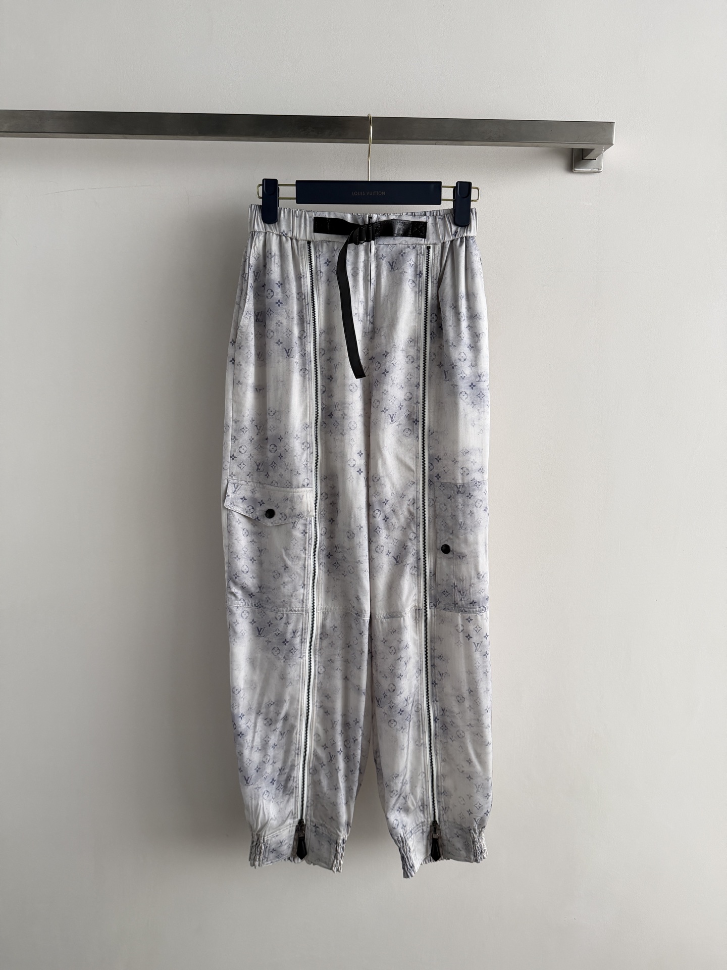 NO:826305,LouisVuitto*2026 spring and summer series tie-dyed paratrooper pants, classic Monogram presbyopia + tie-dye technology, the white gradient dancing on the clouds is super artistic!  Made of lightweight fabric, it is comfortable and fashionable to wear, and can be easily worn in daily casual or street style. Zippers + practical pockets on both sides, full of details, both function and design, a must-have for fashion lovers!  SML,Louis Vuitton-clothing,louis vuitton,louis vuitton,loro piana,19860909LouisVuitto*2026春夏系列扎染伞兵裤,经典Monogram老花+扎染工艺,云上舞白渐变超有艺术感！轻质面料,穿着舒适又时髦,日常休闲或街头风都能轻松驾驭.两侧拉链+实用口袋,细节满分,兼具功能与设计感,潮流爱好者必入！SML,路易威登-服装,louis vuitton,louis vuitton,loro piana,,Women's clothing