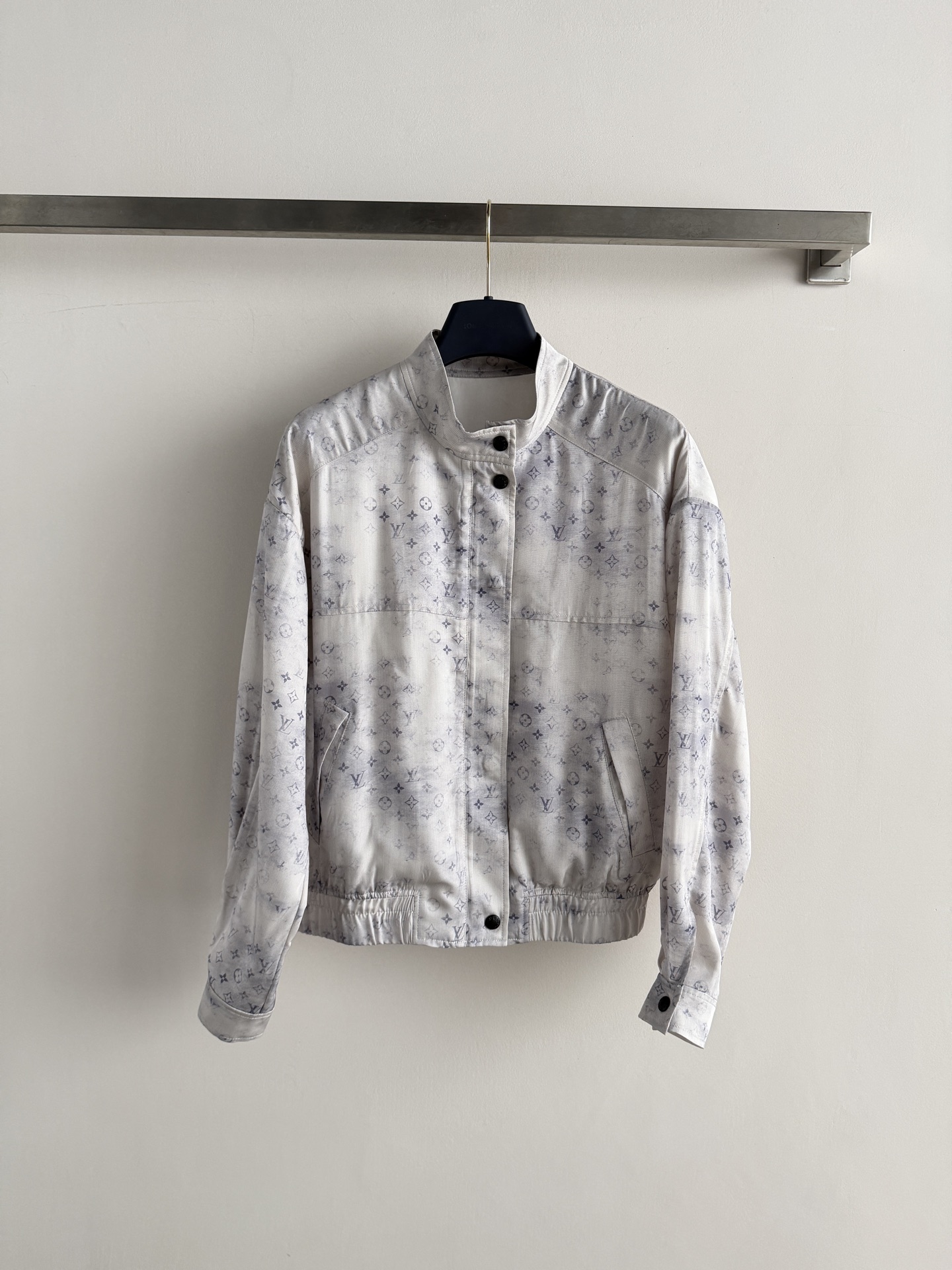 NO:826313,LouisVuitto*26 new Monogram bomber jacket, classic presbyopic pattern + light gradient, highly recognizable!  High-quality mulberry silk fabric, comfortable and durable, very suitable for spring and autumn. Stand-up collar + snap button design, easy to put on and take off, can be easily managed in daily casual and street style. Pair it with jeans or series of trousers to easily get a sense of fashion!  LV is a representative of luxury brands, this jacket is practical and fashionable SML,Louis Vuitton-clothing,louis vuitton,louis vuitton,louis vuitton,loro piana,jeans,jackets & coats,19860909LouisVuitto*26新款Monogram飞行员夹克,经典老花图案+浅色渐变,辨识度超高！高品质桑蚕丝面料,舒适又耐穿,春秋季节超适合.立领+按扣设计,穿脱方便,日常休闲、街头风都能轻松驾驭,搭配牛仔裤或系列裤,轻松get时尚感！LV作为奢侈品牌代表,这款夹克实用又时髦SML,路易威登-服装,louis vuitton,louis vuitton,louis vuitton,loro piana,jeans,jackets & coats,,Women's clothing
