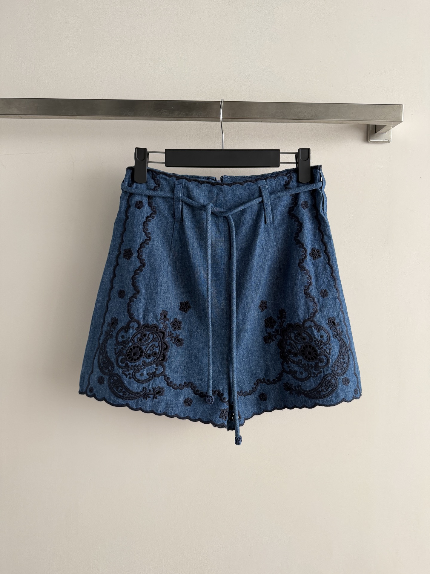 NO:826320,ZIMMERMAN*2026 new summer denim shorts, cotton fabric + heavy embroidery, exquisite, elegant and detailed. The string belt design is comfortable and practical, and can be easily used for daily life or vacation. The embroidery pattern is super artistic and looks great with simple tops or shirts of the same series, easily creating a lazy or sophisticated style. High-end fashion items, suitable for sisters who pursue quality and design. SML, Zimmerman-clothing, loro piana, shorts, shirts,19860909ZIMMERMAN*2026夏季新款牛仔短裤,棉质面料+重工刺绣,精致优雅又有细节感.细绳腰带设计,舒适又实用,日常或度假都能轻松驾驭.刺绣图案超有艺术气息,搭配简约上衣或同系列衬衫都很出彩,轻松打造慵懒or精致风.高端时尚单品,适合追求品质和设计感的姐妹们SML,兹默曼-服装,loro piana,shorts,shirts,,Women's clothing
