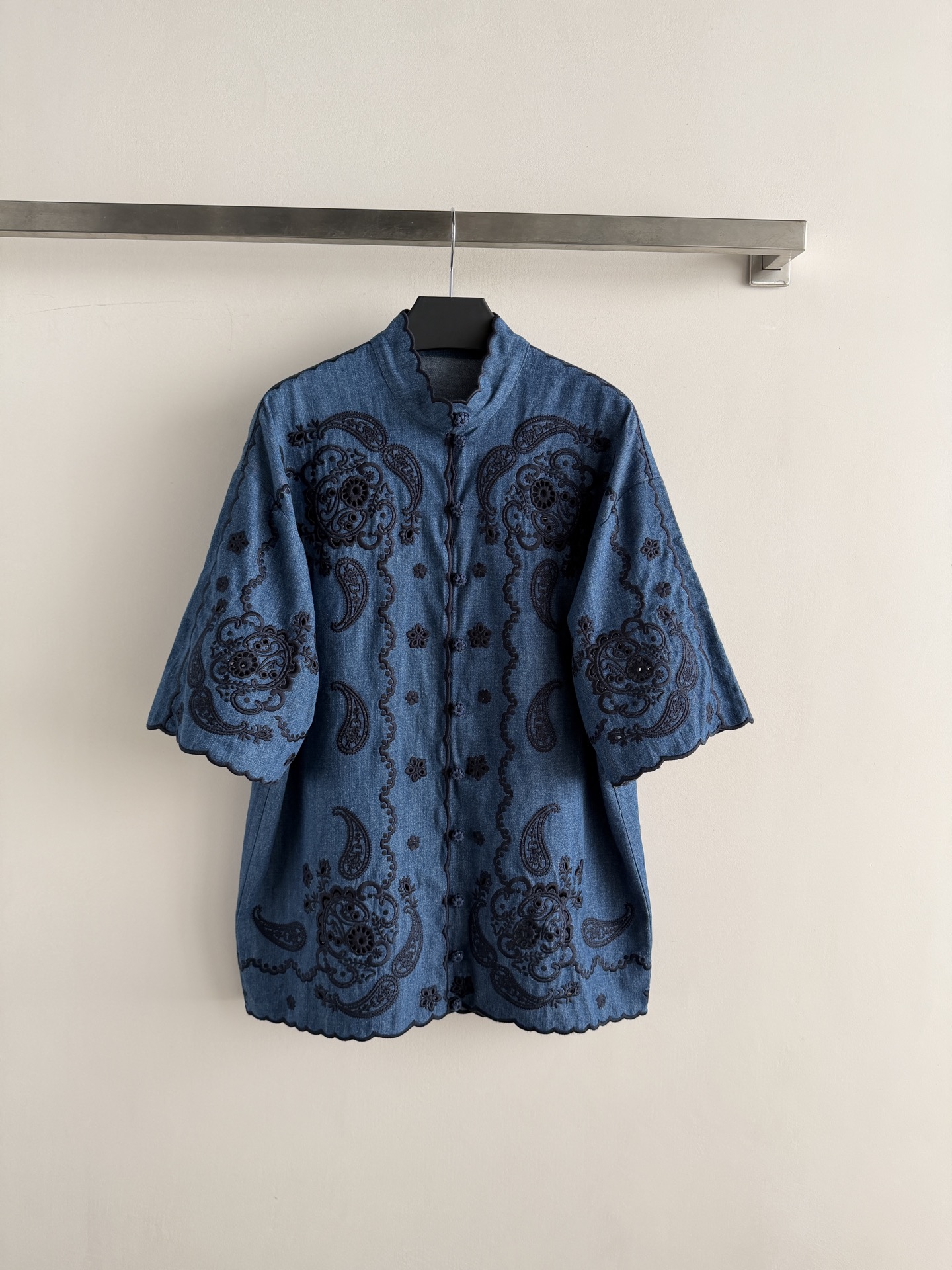 NO:826263,ZIMMERMAN*2026 summer denim embroidered shirt, blue denim with exquisite embroidery, retro and elegant. The cardigan is loose, with front buttons, cuffs and hem wavy cut, perfect details; the overall heavy work has a textured upper body with a retro and high-end feel, suitable for vacation, paired with sandals and straw hats, you can easily get a fashionable feel. SML, Zimmerman-clothing, loro piana, sandals, shirts, hats,19860909ZIMMERMAN*2026夏季牛仔刺绣衬衫,蓝色牛仔布配精致刺绣,复古又优雅.开衫宽松,前襟纽扣,袖口和下摆波浪剪裁,细节满分；整体重工有质感上身复古高级感,适合度假,搭配凉鞋、草帽,轻松get时髦感.SML,兹默曼-服装,loro piana,sandals,shirts,hats,,Women's clothing
