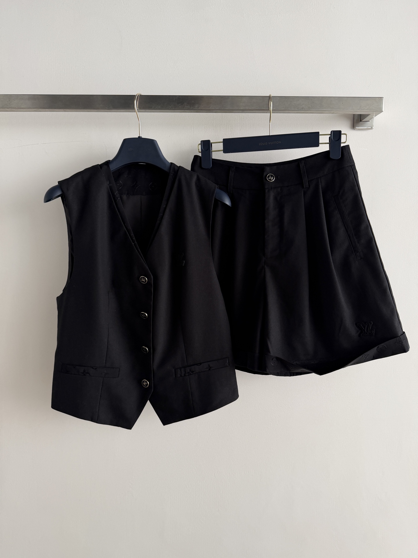 NO:826269,LouisVuitto's latest new suit, vest + mid-pants, classic brand embroidery is super recognizable!  The vest has a sleeveless V-neck + button design, the shorts are simple and practical, and the light fabric is super comfortable to wear in spring and summer. It can be easily used for daily commuting and leisure. Paired with a white shirt or T-shirt, it is fresh and fashionable, and you can easily get a high-end look. Two-color SML, Louis Vuitton-clothing, louis vuitton, louis vuitton, loro piana, shorts, shirts, tees, t-shirt,19860909LouisVuitto*新款套装,马甲+中裤,经典品牌刺绣超有辨识度！马甲无袖V领+纽扣设计,中短裤简约实用,轻薄面料春夏穿超舒服.日常通勤、休闲都能轻松驾驭,搭配白衬衫或T恤,清新又时髦,轻松get高级感穿搭两色SML,路易威登-服装,louis vuitton,louis vuitton,loro piana,shorts,shirts,tees，t-shirt,,Women's clothing