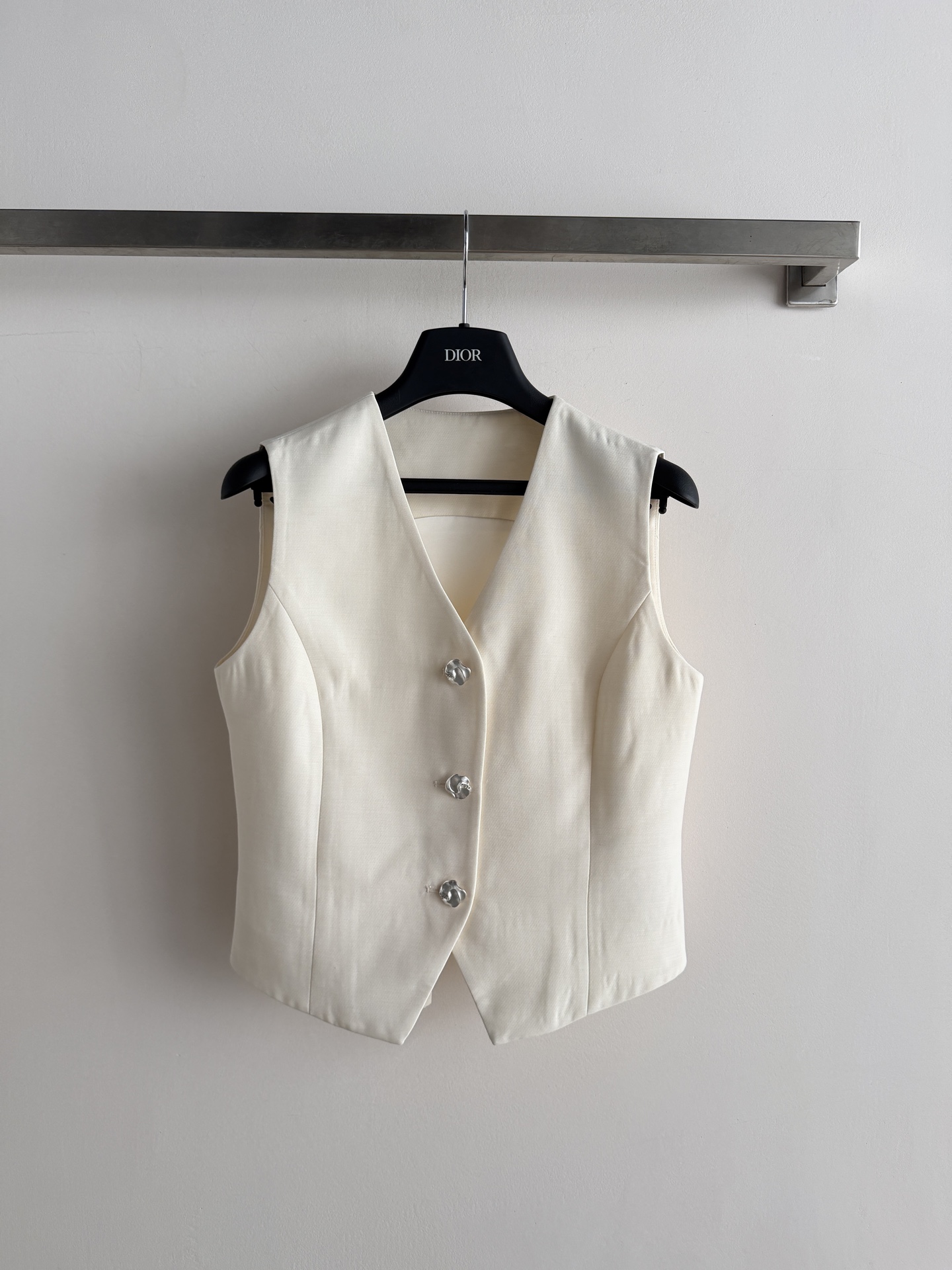 NO:892455,Dio*'s new suit vest is short, classic V-neck and sleeveless design. It is neatly cut, with smooth lines, showing elegance. It is made of high-quality blended fabrics. The waist is three-dimensional and crisp. Mix and match personalized flower buttons to decorate the upper body. It is a perfect outfit for a daughter-in-law. SML-,, dior, business suit,19860909Dio*新款西装马甲短款经典V领无袖设计 剪裁利落,线条流畅,展现优雅气质采用高品质混纺面料剪裁打造 收腰版型立体挺括 混搭个性花朵纽扣装饰上身简直妥妥的千金穿搭SML-,,dior,business suit,,Women's clothing
