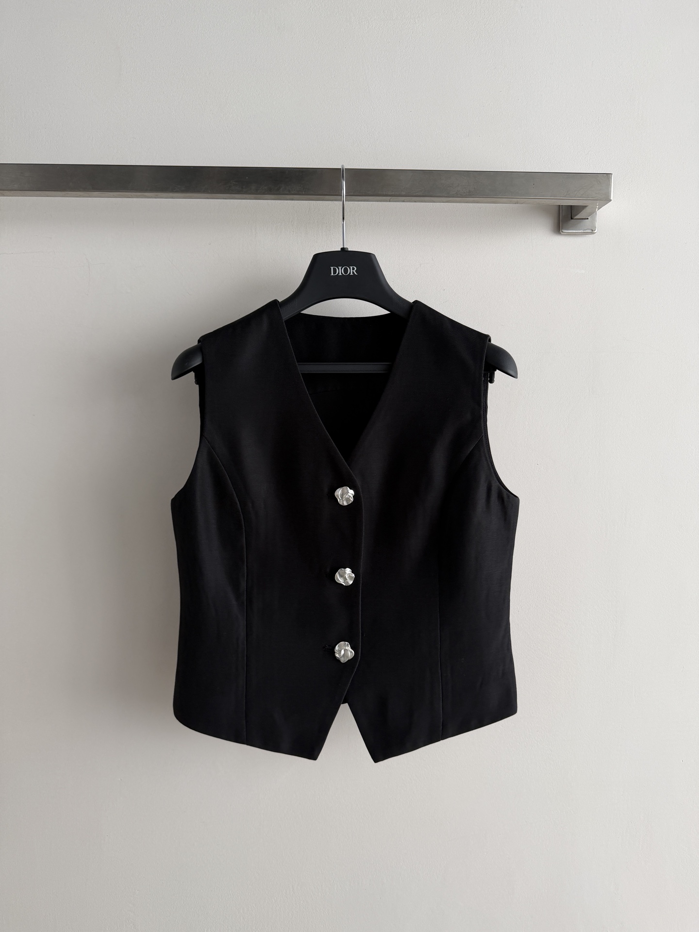 NO:826276,Dio*'s new suit vest is short, classic V-neck and sleeveless design. It is neatly cut, with smooth lines, showing elegance. Made of high-quality blended fabrics. The waist is three-dimensional and crisp. Mix and match personalized flower buttons to decorate the upper body. It is a perfect outfit for a daughter. SML-, Dior-clothing, dior, dior, business suit,19860909Dio*新款西装马甲短款经典V领无袖设计 剪裁利落,线条流畅,展现优雅气质采用高品质混纺面料剪裁打造 收腰版型立体挺括 混搭个性花朵纽扣装饰上身简直妥妥的千金穿搭SML-,迪奥-服装,dior,dior,business suit,,Women's clothing