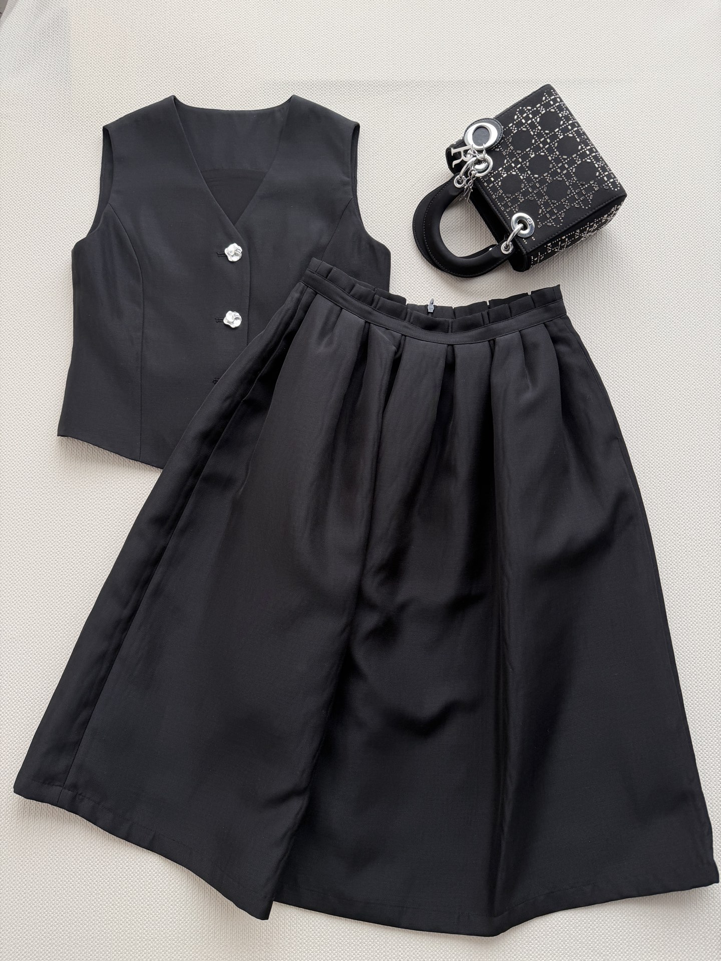 NO:826281,Dio*26SS new wide skirt is made of high-quality blended fabrics and is super comfortable to wear in summer!  The high-waisted multi-pleat design modifies the waistline, making it look slim and tolerant. The A-line skirt drapes naturally, giving it a sense of elegance when walking. The mid-length length allows even small girls to wear it easily with a sense of elegance. It is a must-have and practical item in the wardrobe. SML-, Dior-clothing, dior, dior, skirts,19860909Dio*26SS新款阔摆裙 采用高品质混纺面料 夏天穿超舒服！高腰多褶裥设计,修饰腰线 显瘦又包容,A字裙摆自然垂坠,走路自带飘逸感.中长款长度,小个子女生也能轻松穿出优雅感,是衣橱必备实用单品SML-,迪奥-服装,dior,dior,skirts,,Women's clothing