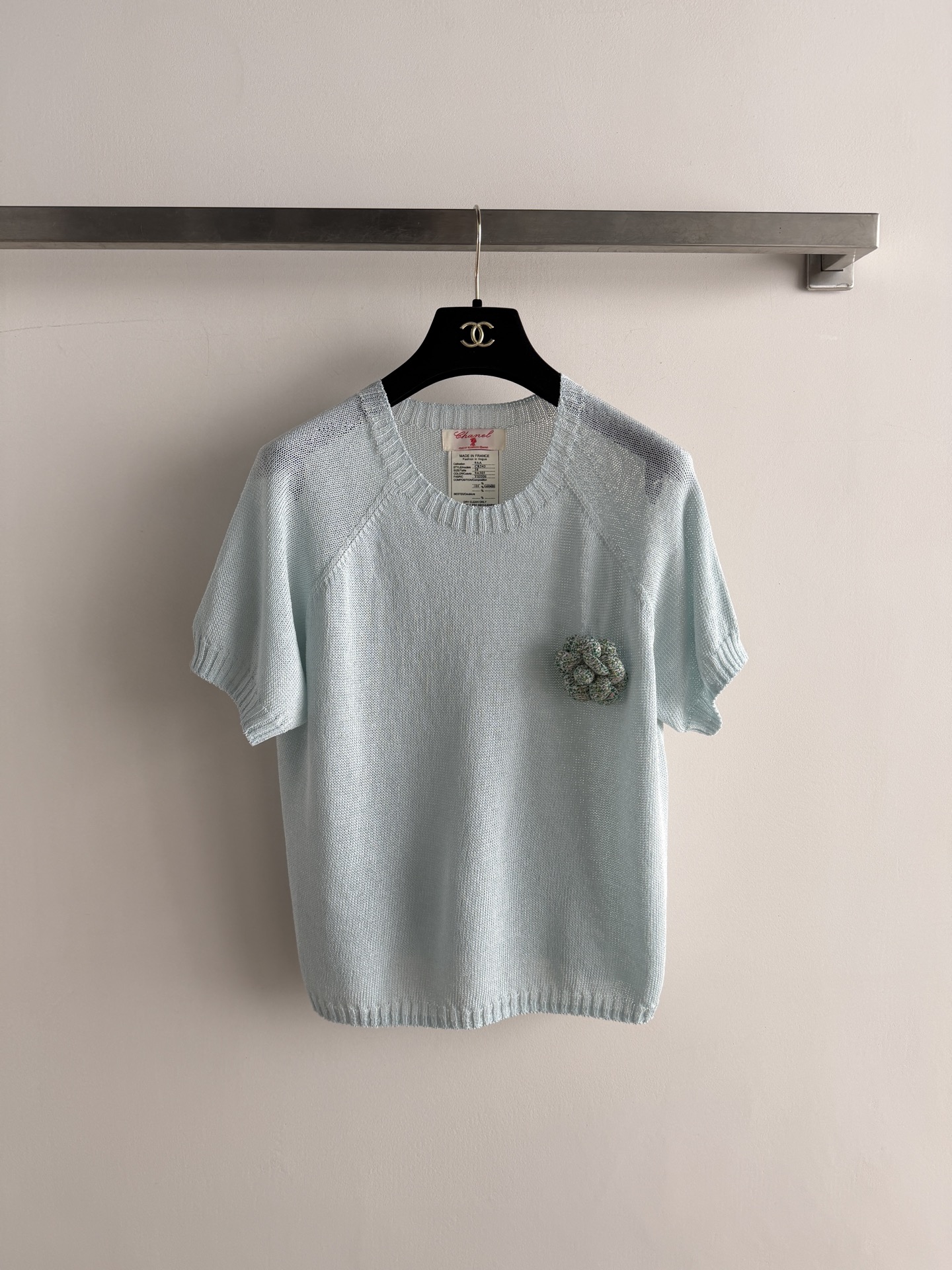 NO:826288,CHANE*26 new short-sleeved sweater, soft and breathable, super comfortable to wear in summer!  The camellia brooch is elegant and delicate in decoration. It is suitable for commuting, dating, and leisure. It has a straight shoulder design, light blue color, very gentle and easy to match. It can be paired with jeans or skirts. It is a must-have item in the summer wardrobe!  SML-,Chanel-clothing,chanel,chanel,skirts,jeans,T-shirt,brooch,breastpin,19860909CHANE*26新款短袖针织衫,柔软透气,夏天穿超舒服！山茶花胸针装饰优雅又精致.适合通勤、约会,休闲都能轻松驾驭.正肩设计,淡蓝色系,非常温柔好搭配,可以配牛仔裤或半身裙都很出彩,是夏季衣橱必备单品！SML-,香奈儿-服装,chanel,chanel,skirts,jeans,T-shirt,brooch，breastpin,,Women's clothing