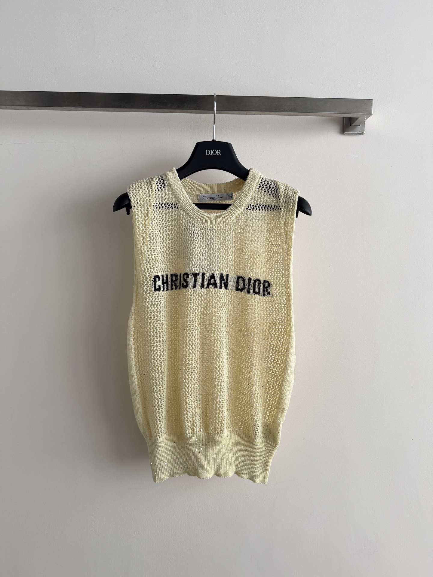 NO:826294,Dio* knitted vest, soft material + hollow breathable knitting technology, super comfortable to wear!  'CHRISTIAN DIOR' is written on the front, giving it a full sense of brand. The sleeveless design is suitable for wearing alone or layered with shirts and jackets in spring and summer, and it is easy to switch styles. Fresh and versatile, it can be easily used in daily casual and light luxury occasions, fashionable and practical!  SML,Dior-clothing,dior,dior,loro piana,jackets & coats,shirts,19860909Dio*针织背心,柔软材质+镂空透气针织工艺,穿着超舒适！正面“CHRISTIAN DIOR”字样,品牌感满满.无袖设计,春夏单穿或叠搭衬衫、外套都很OK,轻松切换风格.清新百搭,日常休闲、轻奢场合都能轻松驾驭,时髦又实用！SML,迪奥-服装,dior,dior,loro piana,jackets & coats,shirts,,Women's clothing