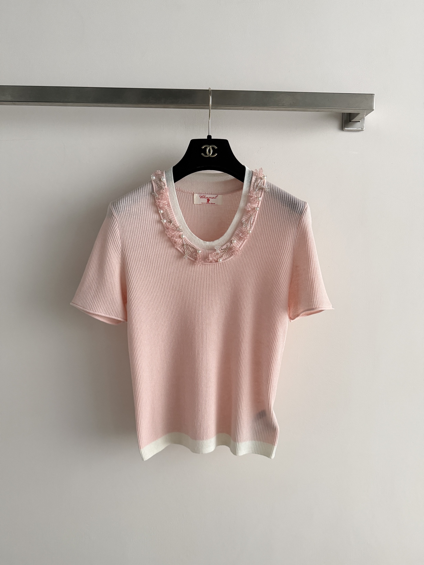 NO:827986,CHANE's latest pink beaded collar knitted short-sleeve, made of soft knitted fabric, skin-friendly and breathable, super comfortable to wear in summer!  The U-neck + embellishment of pearls and beading is full of sophistication. The straight-shoulder cut modifies the shoulder line, making it appear slimmer and more elegant. The light pink color is gentle and whitening. It looks sweet when paired with a skirt or jeans. It can be easily worn for commuting, dating, and daily life. It is a must-have and versatile item in the summer wardrobe!  SML,Chanel-clothing,chanel,chanel,loro piana,skirts,jeans,T-shirt,19860909CHANE*新款粉色钉珠领针织短袖,采用柔软针织面料,亲肤又透气,夏天穿超舒服！U领+珍珠和钉珠点缀,精致感满满.正肩剪裁修饰肩部线条,显瘦又显气质.浅粉色温柔显白,搭裙装或牛仔裤都很甜美,通勤、约会、日常都能轻松驾驭,是夏季衣橱必备百搭单品！SML,香奈儿-服装,chanel,chanel,loro piana,skirts,jeans,T-shirt,,Women's clothing