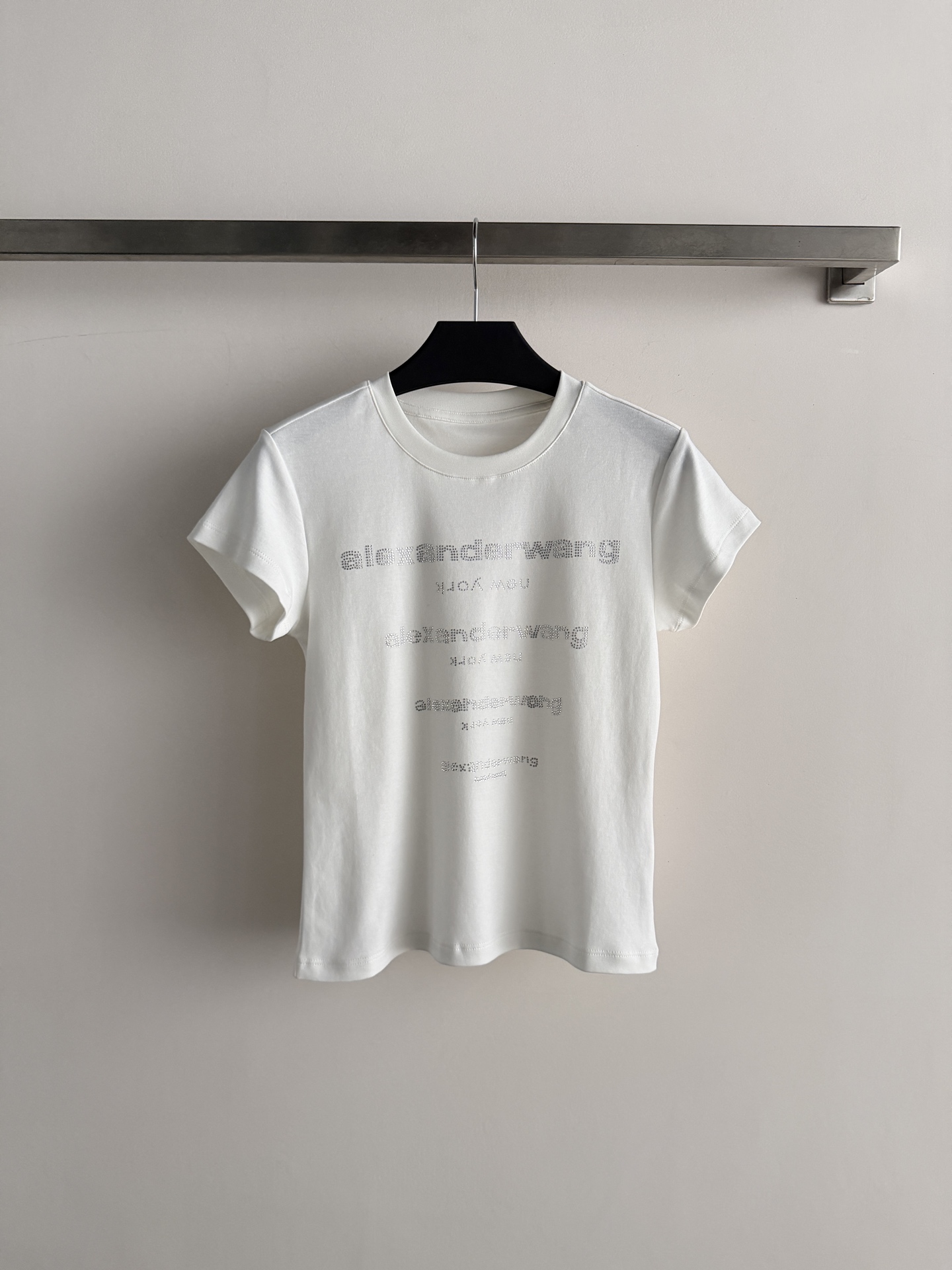 NO:911736,Alexandre* Wang26SS new hot diamond short-sleeved T-shirt made of pure cotton, soft and skin-friendly, super comfortable to wear in summer!  The front shoulder design modifies the shoulder lines, making it look slimmer and neater. The brand's hot diamond lettering design on the chest is simple and recognizable. The round neck is versatile and the short version is perfect for little people. Pair it with high-waisted pants or skirts to easily raise the waistline and optimize body proportions!  It can be easily used for daily commuting and going out on the street. It is fashionable and practical. It is a must-have item in the summer wardrobe. SML-,,skirts,T-shirt,tees,t-shirt,19860909Alexande* Wang26SS新款烫钻短袖T恤纯棉材质 柔软亲肤,夏天穿超舒服！正肩设计修饰肩部线条,显瘦又利落.胸前品牌烫钻字母设计,简约又有辨识度,圆领百搭,短款版型超适合小个子,搭配高腰裤或半身裙,轻松拉高腰线,优化身材比例！日常通勤、出街都能轻松驾驭,时尚又实用,是夏季衣橱必备单品SML-,,skirts,T-shirt,tees，t-shirt,,Women's clothing