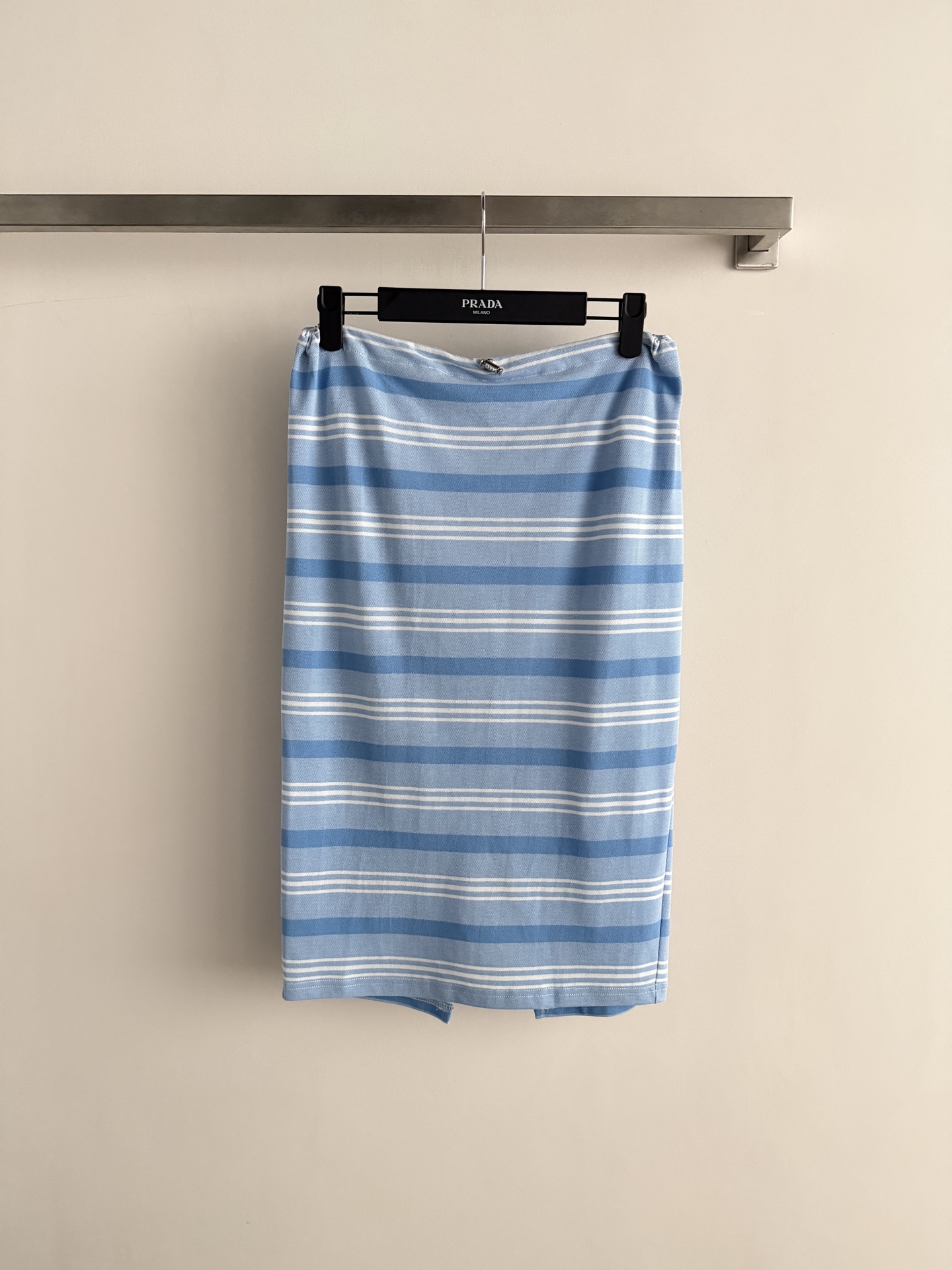 NO:855563,Prad*26ss spring and summer blue and white striped skirt, made of high-elastic knitted cotton, skin-friendly and breathable, super comfortable to wear in summer!  The skirt is slim-fitting and outlines the curves. The blue and white stripes are refreshing and healing. It is full of college style. It is suitable for daily commuting, weekend outings and campus wear. It is youthful and fashionable. SML, Prada-clothing, prada, prada, skirts,19860909Prad*26ss春夏蓝白条纹半裙,高弹针织棉材质,亲肤透气,夏天穿超舒服！半裙修身剪裁,勾勒曲线,蓝白条纹清爽治愈,学院风满满,日常通勤、周末出游、校园穿搭都很适合,青春活力又时髦SML,普拉达-服装,prada,prada,skirts,,Women's clothing