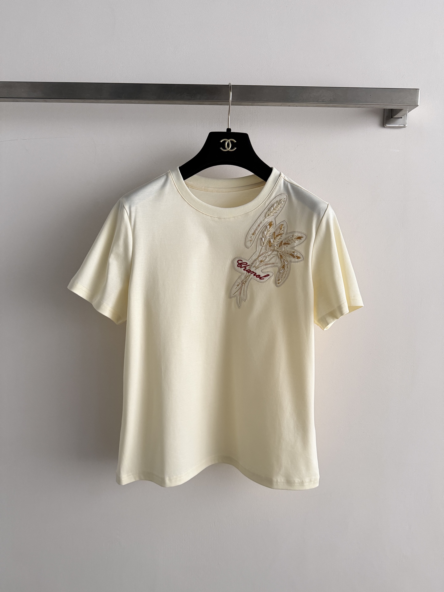 NO:827972,CHANE's latest Chinese embroidered short-sleeved T-shirt, beige cotton fabric is soft and breathable, super comfortable to wear in summer!  The delicate embroidery on the chest has a low-key diamond feel and a slight sparkle in the sun. It combines Korean atmosphere and Chinese style elements and is full of design. The loose fit covers the flesh and makes you look slimmer. It is super friendly to the body. It goes well with jeans or skirts. It can be easily used in daily outings and casual occasions. It is comfortable and detailed. It is a must-have and versatile item for the summer wardrobe!  SML, Chanel-clothing,chanel,chanel,loro piana,skirts,jeans,T-shirt,tees,t-shirt,19860909CHANE*新中式刺绣短袖T恤,米黄色棉质面料柔软透气,夏天穿超舒服！胸前精致刺绣,低调钻感,阳光下微微闪,融合韩系氛围感和国风元素,设计感满满.宽松版型遮肉显瘦,对身材超友好,搭配牛仔裤或半裙都很出彩,日常出街、休闲场合都能轻松驾驭,舒适又有细节感,是夏季衣橱必备百搭单品！SML,香奈儿-服装,chanel,chanel,loro piana,skirts,jeans,T-shirt,tees，t-shirt,,Women's clothing