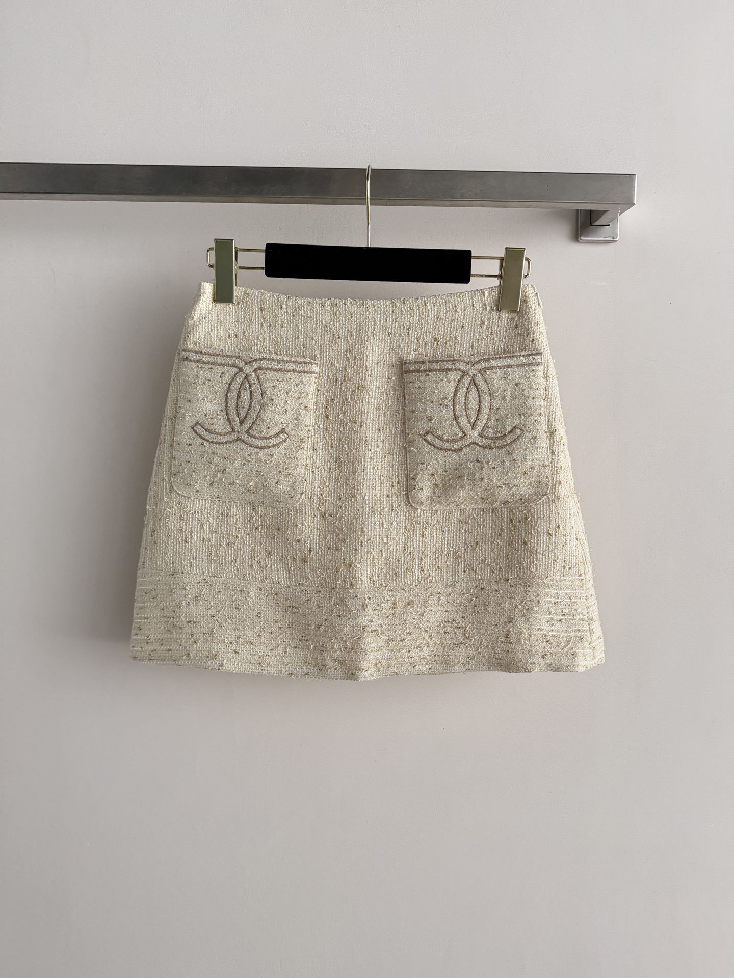 NO:827979,Chane* sequined skirt, made of tweed material, with classic double C logo embroidery that is very recognizable!  The A-line shape makes your legs slimmer and flattering, and can be easily worn during daily commuting or formal occasions. It looks great when paired with simple tops or sweaters, and can easily create an elegant retro style. It has both design and practicality, and is a must-have for fashionable girls!  SML,Chanel-clothing,chanel,chanel,loro piana,skirts,19860909Chane*亮珠片半裙,采用粗花呢材质,经典双C标志刺绣超有辨识度！A字版型显瘦又修饰腿型,日常通勤或正式场合都能轻松驾驭.搭配简约上衣或针织衫都很出彩,轻松打造优雅复古风/设计感与实用性兼具,时髦女孩必入！SML,香奈儿-服装,chanel,chanel,loro piana,skirts,,Women's clothing