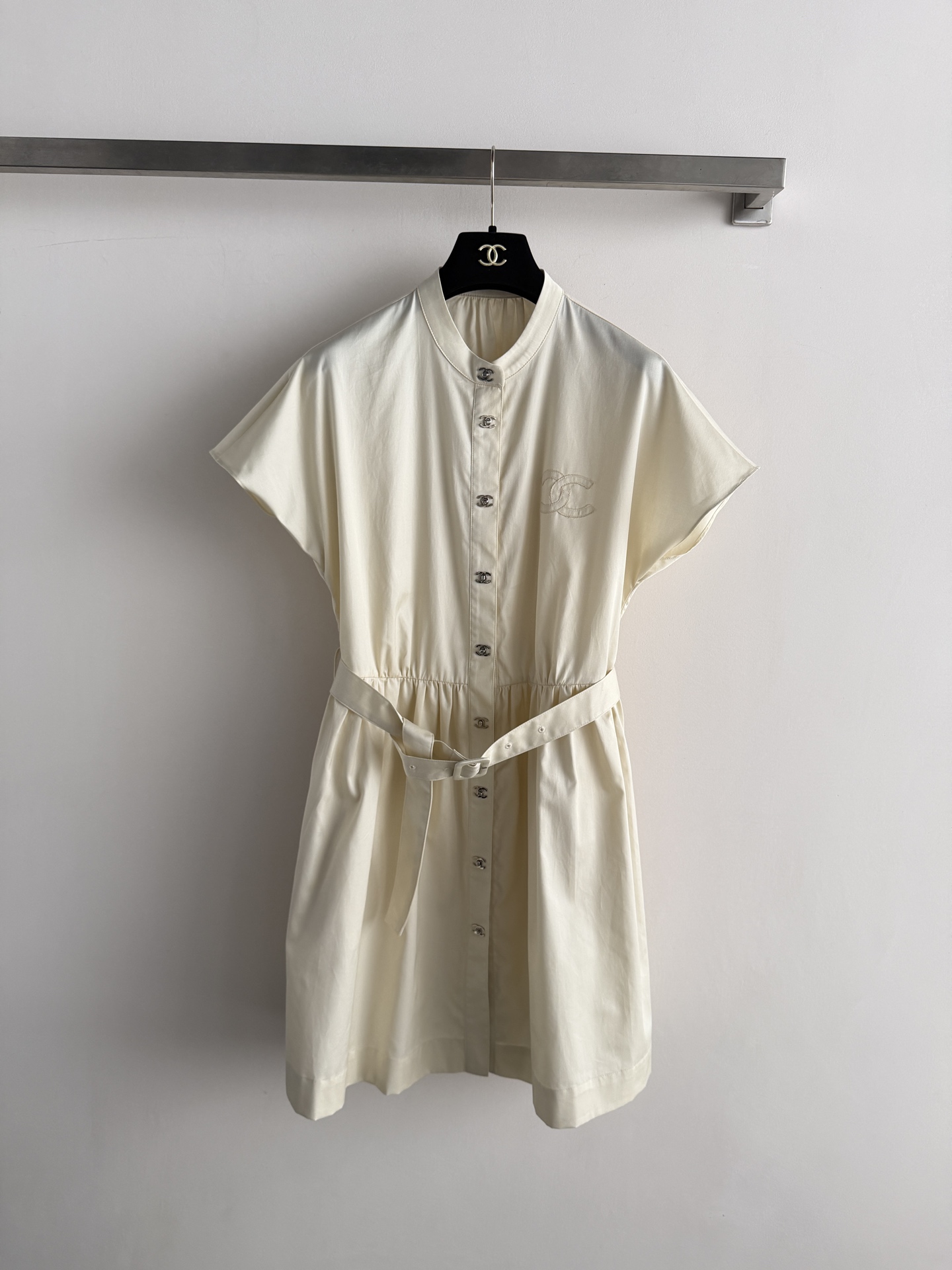 NO:828012,CHANE*26ss new dress is simple and elegant, and the light cotton fabric is super comfortable. The double C embroidery on the chest is very recognizable and full of details. The short sleeves + stand-up collar design, the same color belt at the waist is adjustable, easily outlines the body shape. The metal buttons on the front are embellished, easy to put on and take off, and have texture. It can be easily controlled for daily commuting and leisure. Pair it with sandals or white shoes for a fresh and natural style!  SML,Chanel-clothing,chanel,chanel,loro piana,sandals,skirts,T-shirt,19860909CHANE*26ss新款连衣裙简约优雅,轻薄棉质面料超舒适.胸前双C刺绣超有辨识度,细节满分.短袖+立领设计,腰部同色系腰带可调节,轻松勾勒身形.正面金属纽扣点缀,穿脱方便又有质感.日常通勤、休闲都能轻松驾驭,搭配凉鞋或小白鞋,清新自然风get！SML,香奈儿-服装,chanel,chanel,loro piana,sandals,skirts,T-shirt,,Women's clothing