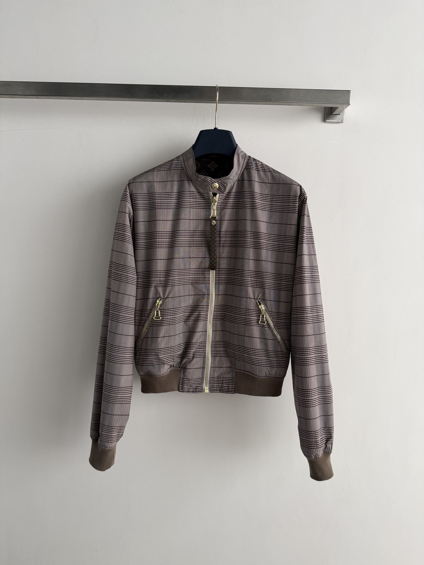 NO:859831,LouisVuitto's latest Fight Mode series reversible jacket, dark brown plaid pattern is low-key and stylish, zipper + pocket design is practical and fashionable. Reversible design, easy to switch styles, perfect for spring and summer!  It has both a sporty feel and 'old money style', and can be easily used in daily life or light business. SML, Louis Vuitton-clothing, louis vuitton, louis vuitton, jackets & coats,19860909LouisVuitto*新款Fight Mode系列双面穿夹克,深棕格纹低调有型,拉链+口袋设计实用又时髦.双面穿设计,轻松切换风格,春夏季节超适合！运动感与“老钱风”兼具,日常或轻商务都能轻松驾驭SML,路易威登-服装,louis vuitton,louis vuitton,jackets & coats,,Women's clothing