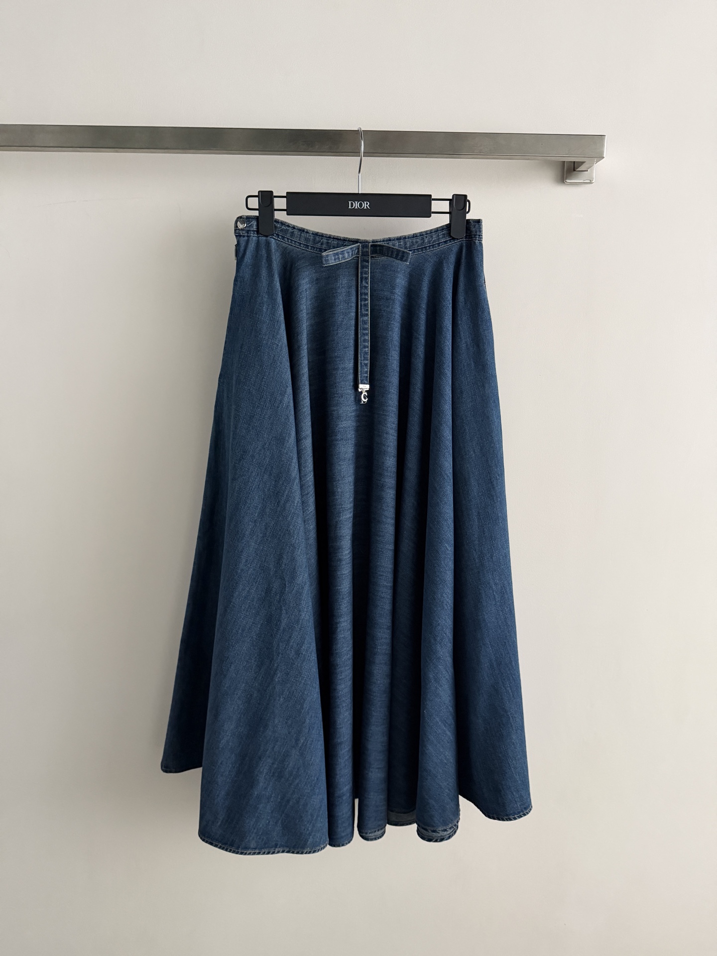 NO:827950,Dio*26SS new denim skirt custom fabric has a strong drape feel  The classic A-line large skirt design, the cut is very tolerant to the body, can effectively cover the leg lines, visually looks taller and slimmer, the high-waist design improves the waistline, and the waist bow decoration adds to the three-dimensional sense and design details of the skirt. You can wear it casually with a white T/knitted sweater/shirt, which can be worn for commuting, dating, and outings. It is gentle and noble. The atmosphere of spring and summer is supported by a skirt~SML-, Dior-clothing, dior, dior, skirts, shirts,19860909Dio*26SS新款牛仔半裙定制面料垂坠感很强 经典的A字大裙摆设计,剪裁对身材包容性很强,能有效遮挡腿部线条,视觉上显高显瘦高腰设计提升了腰线,腰部蝴蝶结装饰增加了裙子的立体感和设计细节随便搭件白T/针织衫/衬衫,通勤、约会、出游都能hold住,温柔又显贵.春夏的氛围感,就是靠一条半裙撑起来的～SML-,迪奥-服装,dior,dior,skirts,shirts,,Women's clothing