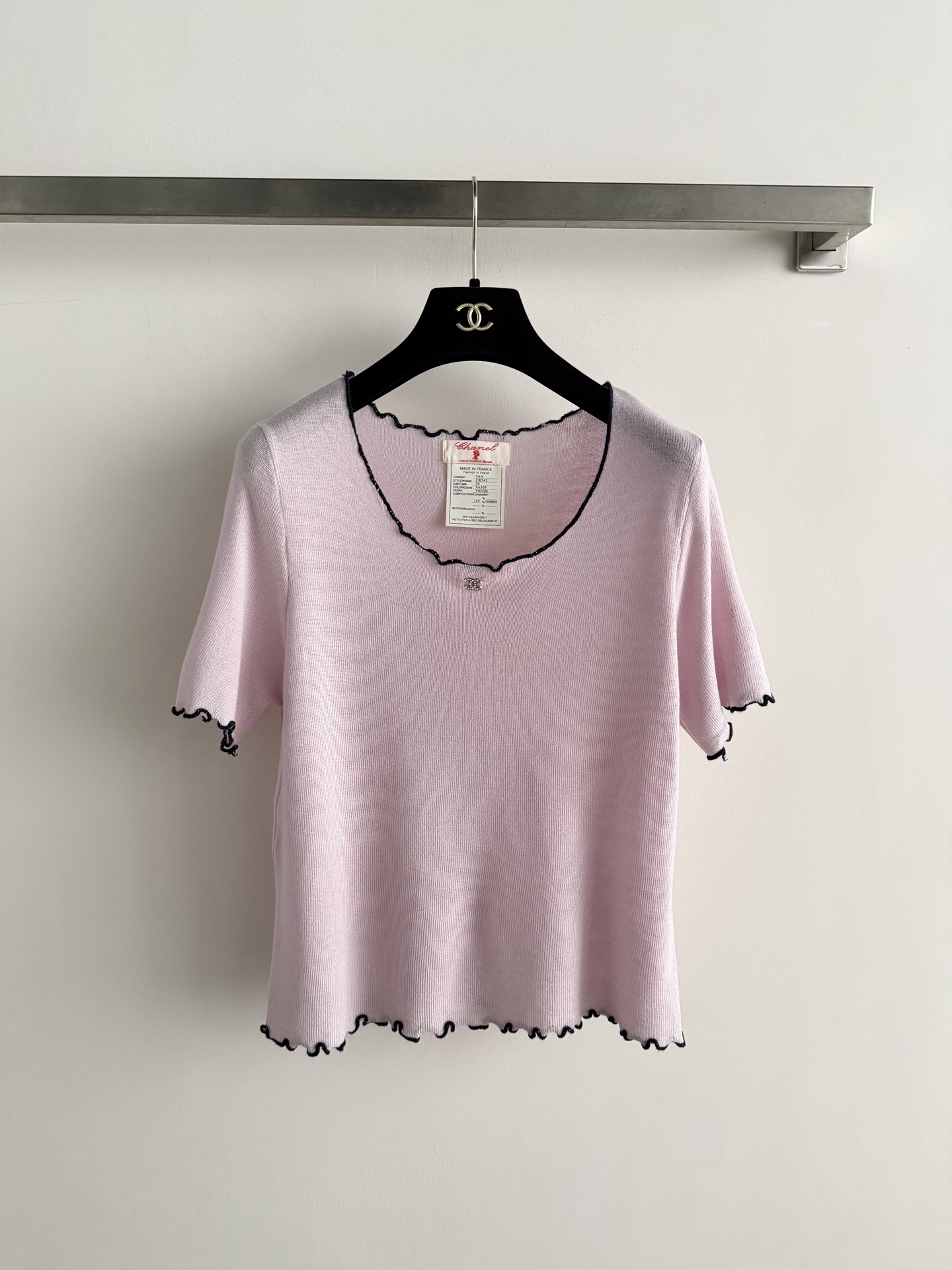 NO:827957,CHANE's latest short-sleeved sweater, soft and sweet pink, light and soft, super comfortable to wear in spring and summer!  The black wavy edge embellishes the neckline, cuffs and hem, which is retro and sweet. The details are fully inclusive and can be worn alone or layered. It can be easily worn for commuting and leisure. Pair it with high-waisted pants or skirts to create a gentle and elegant look!  SML,Chanel-clothing,chanel,chanel,loro piana,skirts,T-shirt,19860909CHANE*新款短袖针织衫,粉色温柔甜美,轻薄柔软,春夏穿超舒服！黑色波浪边点缀领口、袖口和下摆,复古又甜美,细节满分包容性强,单穿或内搭都很OK,通勤休闲都能轻松驾驭,搭配高腰裤或半身裙,温柔气质轻松get！SML,香奈儿-服装,chanel,chanel,loro piana,skirts,T-shirt,,Women's clothing