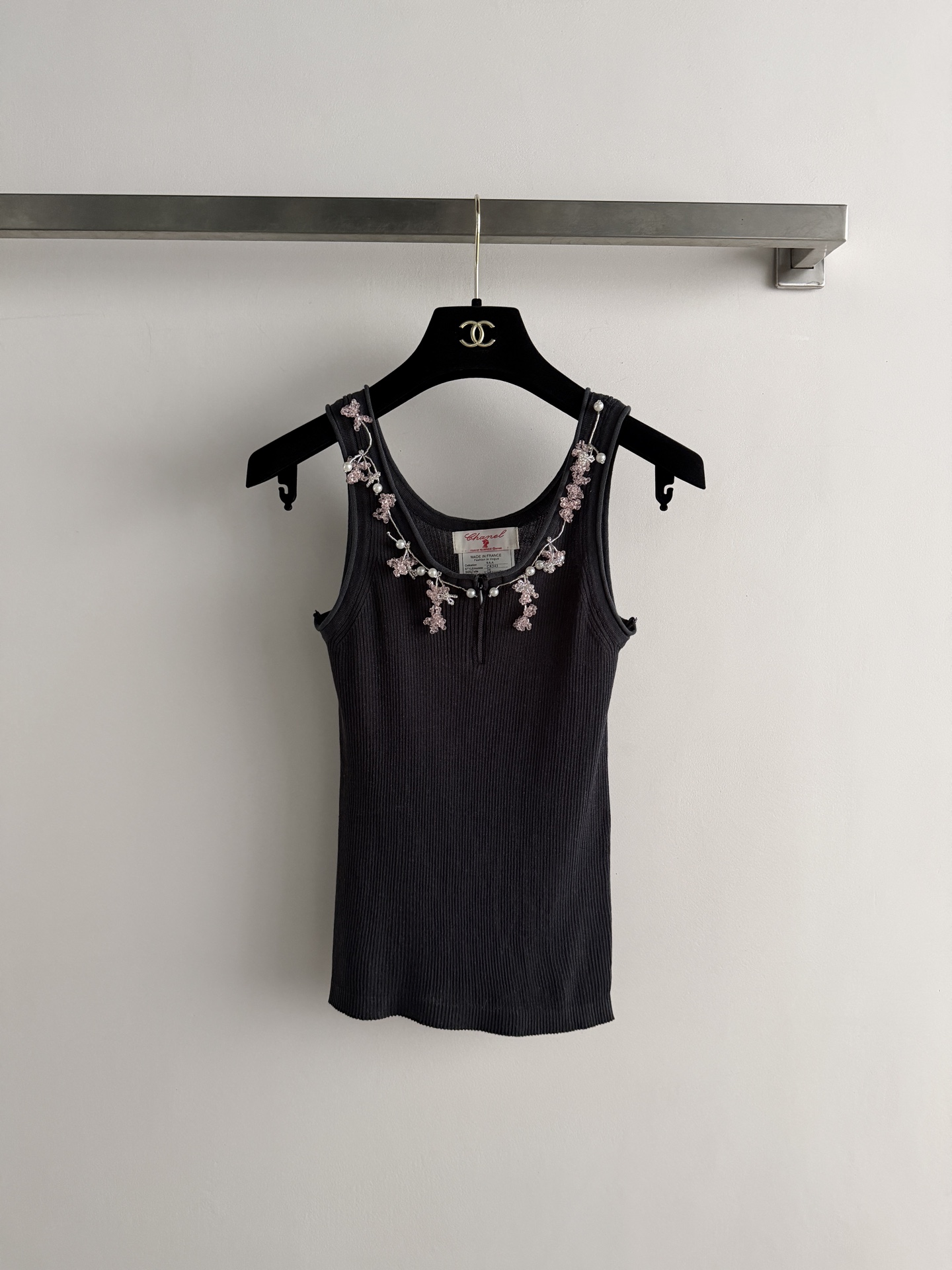 NO:827964,CHANE's new knitted vest is made of soft fabrics, comfortable and close-fitting to wear. The neckline is embellished with pearls and flower embroidery, which is full of sophistication. The sleeveless design is suitable for wearing alone or layered in spring and summer. The colors are rich and can be easily matched with various styles. It can be easily used for daily commuting and leisure. It is both practical and decorative. It is a versatile item in the wardrobe!  SML,Chanel-clothing,chanel,chanel,loro piana,19860909CHANE新款针织背心采用柔软面料,穿着舒适贴身,领口点缀珍珠和花朵刺绣,精致感满满.无袖设计,春夏单穿或内搭都很OK,颜色丰富,轻松搭配各种风格.日常通勤、休闲都能轻松驾驭,既实用又有装饰感,是衣橱百搭单品！SML,香奈儿-服装,chanel,chanel,loro piana,,Women's clothing
