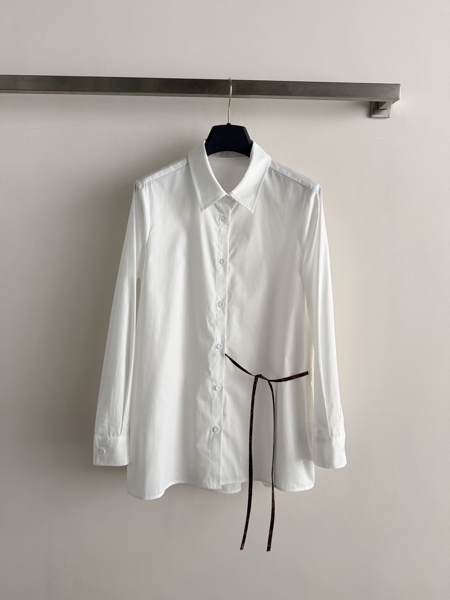 NO:827943,The classic shirt version of LouisVuitto*26SS is not picky, and the side waist contrasting lace design adds highlights. This design breaks the monotony of ordinary white shirts. It can freely tighten the waistline and optimize the body proportions to create a better visual effect. It is both taller and slimmer. It is very suitable for daily commuting or casual occasions. SML-, Louis Vuitton-clothing, louis vuitton, louis vuitton, shirts,19860909LouisVuitto*26SS新款衬衫经典的衬衫版型不挑人穿,侧腰撞色系带设计增添亮点这种设计打破了普通白衬衫的单调感 能够自由随意收束腰线,优化身材比例营造出更好的视觉效果,既显高又显瘦,非常适合日常通勤或休闲场合穿着SML-,路易威登-服装,louis vuitton,louis vuitton,shirts,,Women's clothing