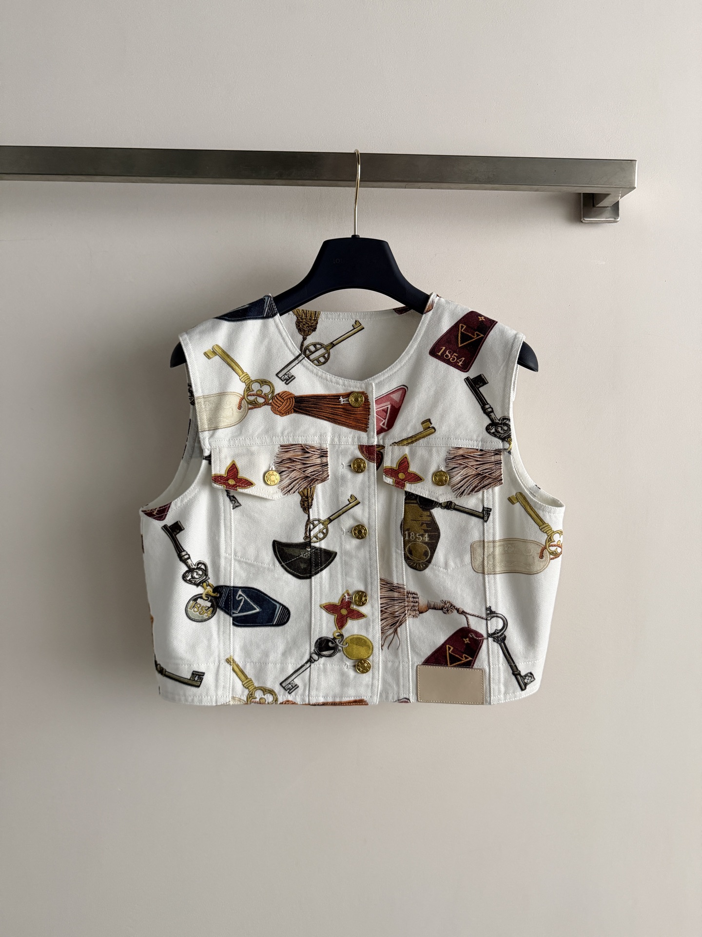 NO:859811,The LV sleeveless vest is made of white cotton fabric, embellished with retro prints such as keys, flowers, labels, etc., and has a full French retro atmosphere. The metal button design is easy to put on and take off, and the short cut is more neat. It is super stylish when paired with high-waisted pants or skirts, which can be easily used for daily travel or light formal occasions. It is comfortable and fashionable. Retro style girls must enter SML, Louis Vuitton-clothing, louis vuitton, louis vuitton, skirts,19860909LV无袖马甲采用白色棉质面料,点缀钥匙、花朵、标签等复古印花,法式复古氛围感满满.金属纽扣设计,穿脱方便,短款剪裁更显利落,搭配高腰裤或裙装超有型日常出行或轻正式场合都能轻松驾驭,舒适又时髦,复古风女孩必入SML,路易威登-服装,louis vuitton,louis vuitton,skirts,,Women's clothing
