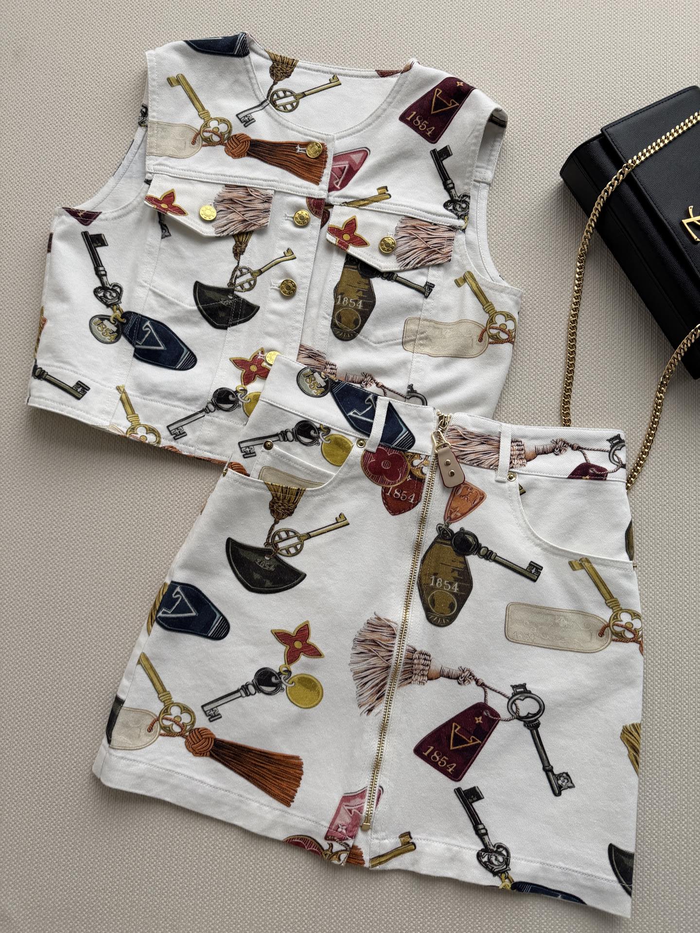 NO:859820,LV white skirt is made of cotton fabric and has a front zipper design, making it super easy to put on and take off!  Keys, tassels, badges and other retro prints are fun and personalized. They can be easily worn in daily casual or light retro styles. They look great with sweaters, shirts or T-shirts. SML, Louis Vuitton-clothing, louis vuitton, louis vuitton, skirts, shirts, tees, t-shirts,19860909LV白色半身裙采用棉质面料,正面拉链设计,穿脱超方便！钥匙、流苏、徽章等复古印花,趣味又个性,日常休闲或轻复古风都能轻松驾驭搭配针织衫、衬衫或T恤都很好看SML,路易威登-服装,louis vuitton,louis vuitton,skirts,shirts,tees，t-shirt,,Women's clothing