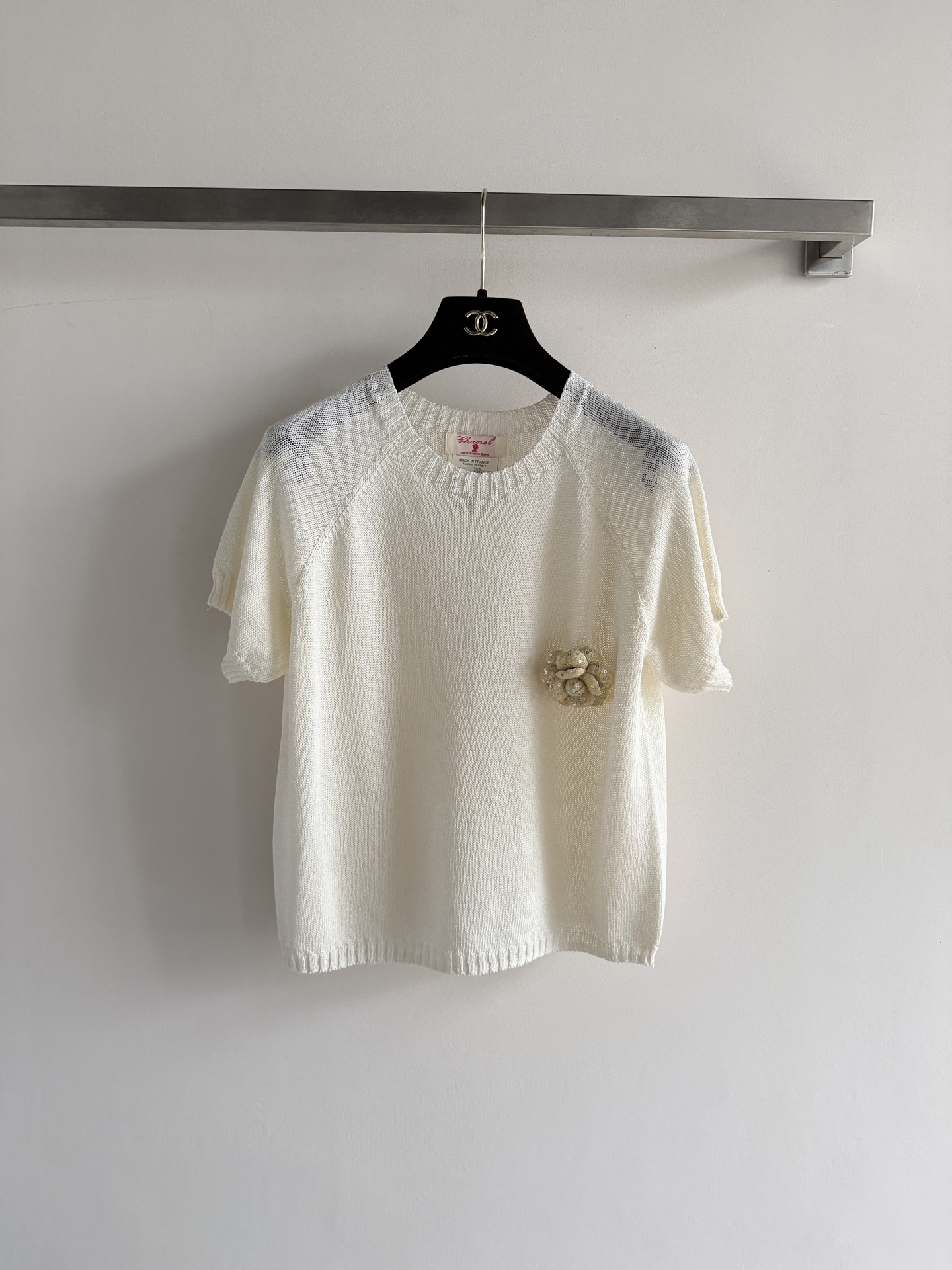 NO:828794,CHANE*26 new short-sleeved sweater, soft and breathable, super comfortable to wear in summer!  The camellia brooch is elegant and delicate in decoration. It is suitable for commuting, dating, and leisure. It has a straight shoulder design, light blue color, very gentle and easy to match. It can be paired with jeans or skirts. It is a must-have item in the summer wardrobe!  SML-,Chanel-clothing,chanel,chanel,skirts,jeans,T-shirt,brooch,breastpin,19860909CHANE*26新款短袖针织衫,柔软透气,夏天穿超舒服！山茶花胸针装饰优雅又精致.适合通勤、约会,休闲都能轻松驾驭.正肩设计,淡蓝色系,非常温柔好搭配,可以配牛仔裤或半身裙都很出彩,是夏季衣橱必备单品！SML-,香奈儿-服装,chanel,chanel,skirts,jeans,T-shirt,brooch，breastpin,,Women's clothing