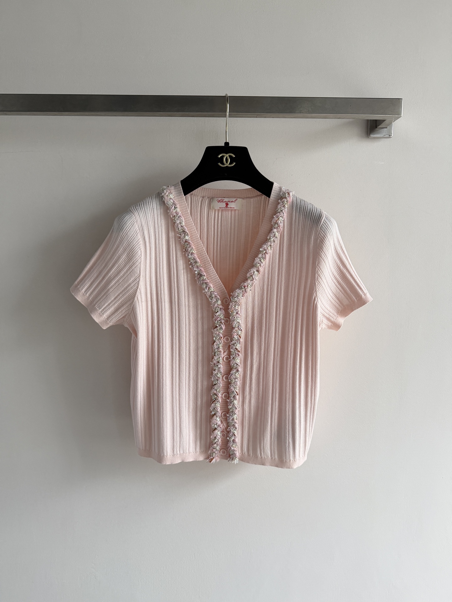 NO:828805,CHANE's latest short-sleeved knitted cardigan has a super textured vertical stripe texture. The V-neck + placket is embellished with lace, giving it a French retro atmosphere. The single-row button design makes it easy to put on and take off, making it easy to create a lazy and casual style. Paired with jeans or a skirt, it is suitable for daily outings and dates!  SML,Chanel-clothing,chanel,chanel,loro piana,skirts,jeans,T-shirt,19860909CHANE*新款短袖针织开衫,竖坑条纹理超有质感.V领+门襟点缀花边,法式复古氛围感拉满.单排纽扣设计,穿脱方便,轻松打造慵懒随性风格.搭配牛仔裤或半身裙,日常出街、约会都很适合哦！SML,香奈儿-服装,chanel,chanel,loro piana,skirts,jeans,T-shirt,,Women's clothing