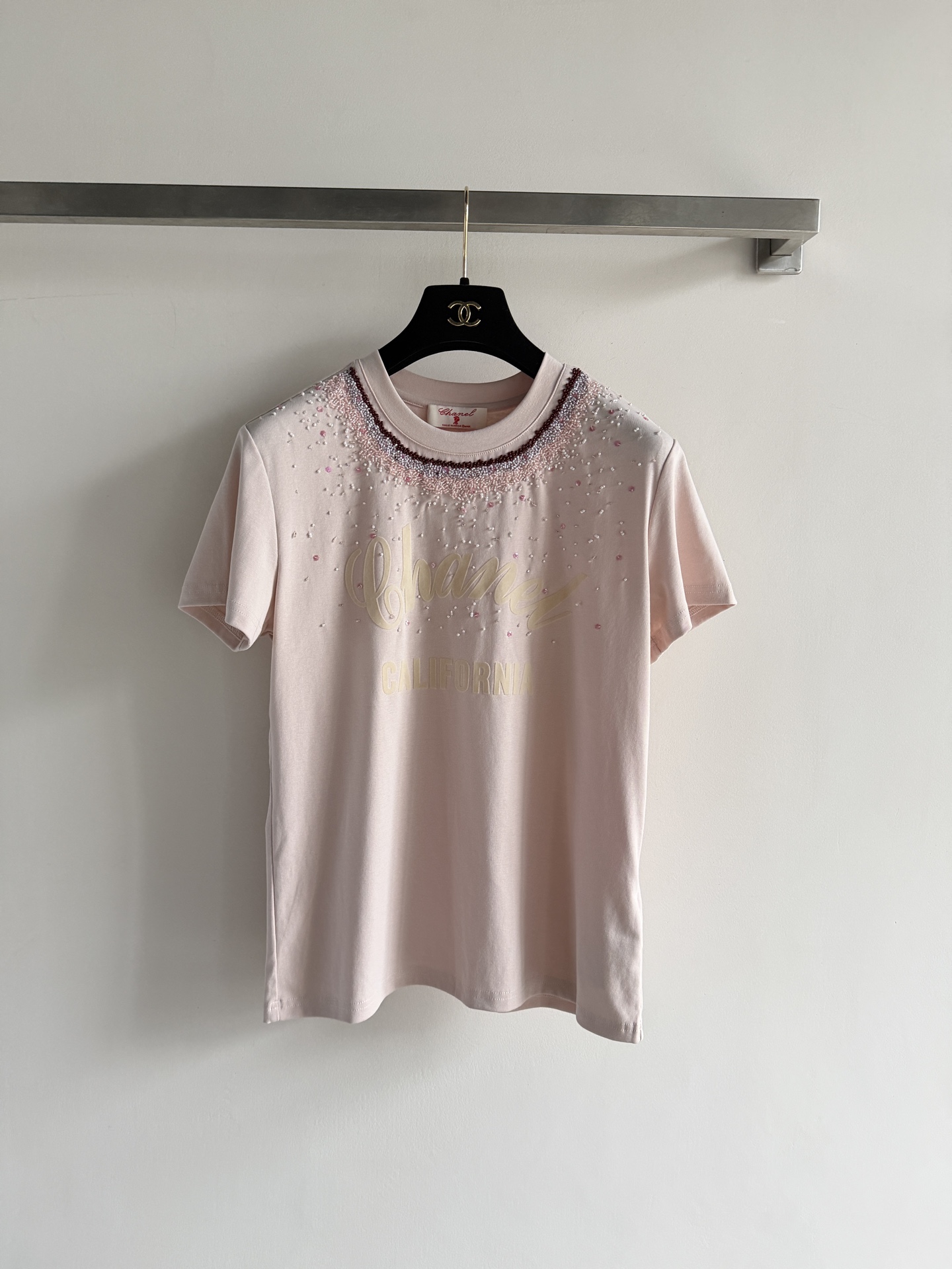 NO:828816,CHANE*26SS new T-shirt with classic letters on the front embellished with beads, exquisite and recognizable. The regular round neck design accommodates a variety of body shapes and is suitable for sisters who pursue quality and fashion!  Pair it with jeans or casual pants, and you can easily get a simple and high-end look. SML-, Chanel-clothing, chanel, chanel, jeans, tees, t-shirt,19860909CHANE*26SS新款T恤正面经典字母点缀钉珠 精致又有辨识度.常规版型圆领设计,包容多种身材,适合追求品质和时尚的姐妹们！搭配牛仔裤或休闲裤,轻松get简约高级感穿搭SML-,香奈儿-服装,chanel,chanel,jeans,tees，t-shirt,,Women's clothing