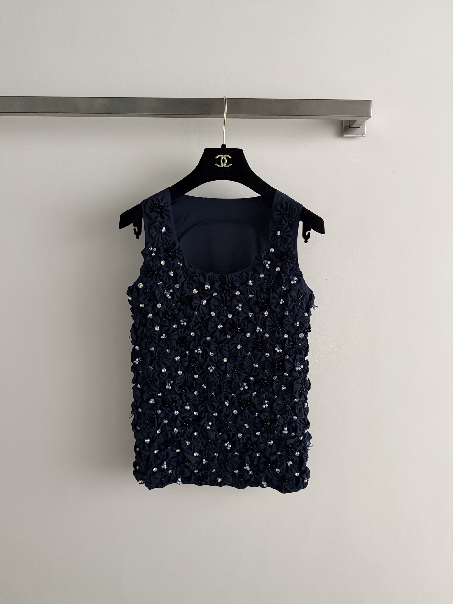 NO:828824,CHANE's latest retro sleeveless heavy-duty top, dark blue tone + three-dimensional flower texture, embellished with beads, exquisite and sparkling!  The sleeveless design is perfect for summer. Paired with high-waisted pants or skirts, you can easily get the retro hot girl style and wear it every day or at parties. It is both retro and modern, fashionable and versatile!  SML,Chanel-clothing,chanel,chanel,loro piana,skirts,19860909CHANE*新款复古无袖重工上衣,深蓝色调+立体花朵纹理,点缀钉珠,精致又闪耀！无袖设计超适合夏天,搭配高腰裤or裙装,轻松get复古辣妹风日常或聚会都能穿,复古与现代感兼具,时髦又百搭！SML,香奈儿-服装,chanel,chanel,loro piana,skirts,,Women's clothing
