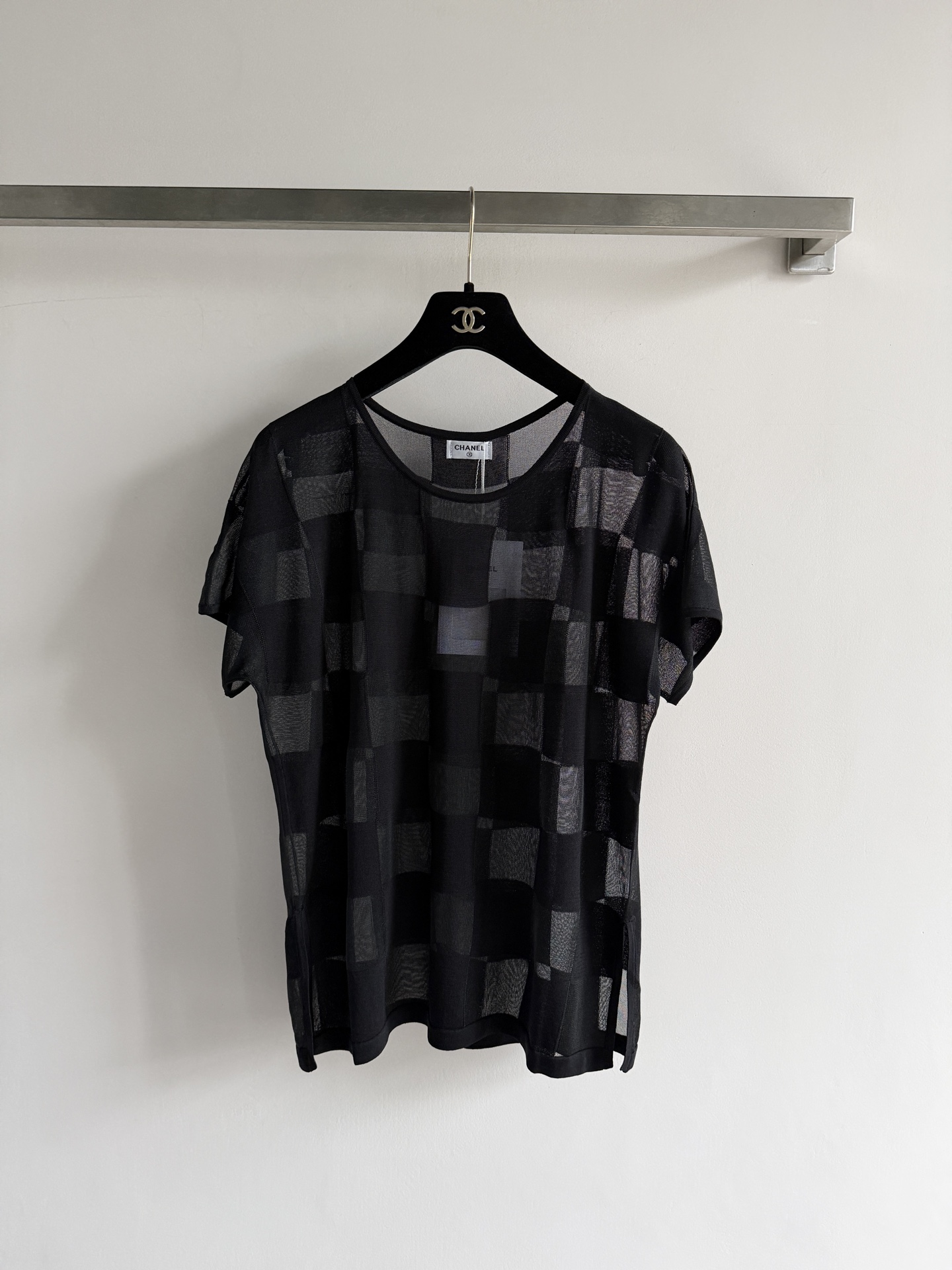 NO:828831,CHANE's latest checkerboard short-sleeved top, the classic plaid pattern is super recognizable!  Light and breathable fabric, super comfortable to wear in spring and summer, round neck + short sleeve design, simple and elegant, easy to wear in daily life or vacation. Chanel's exquisite craftsmanship and fashion sense are really irresistible!  SML,Chanel-clothing,chanel,chanel,loro piana,T-shirt,19860909CHANE*新款棋盘格短袖上衣,经典格纹超有辨识度！轻薄透气面料,春夏穿超舒服,圆领+短袖设计,简约又优雅,日常或度假都能轻松驾驭.香奈儿的精致工艺和时尚感,真的让人无法抗拒！SML,香奈儿-服装,chanel,chanel,loro piana,T-shirt,,Women's clothing