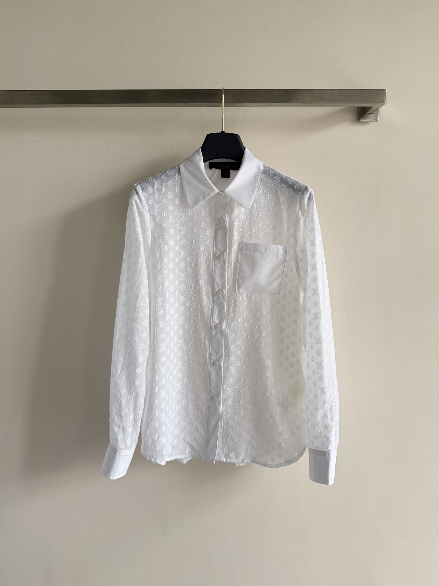 NO:828783,LouisVuitti's latest white long-sleeved shirt uses jacquard technology, which is full of texture, simple and exquisite. It is made of light and breathable fabric, which is super comfortable to wear in spring and summer. The loose version is not flattering on your body shape, and it is OK to wear alone or as an outer layer!  Lapel + single side pocket design, practical and detailed, can be easily used for commuting, leisure, and vacation, versatile and not picky ~ SML, Louis Vuitton-clothing, louis vuitton, louis vuitton, shirts,19860909LouisVuitti*新款白色长袖衬衫,采用提花工艺,肌理感满满,简约又精致.轻薄透气面料,春夏穿超舒服,宽松版型不挑身材,单穿或外搭都很OK！翻领+单侧口袋设计,实用又有细节感,通勤、休闲、度假都能轻松驾驭,百搭不挑人～ＳＭＬ,路易威登-服装,louis vuitton,louis vuitton,shirts,,Women's clothing