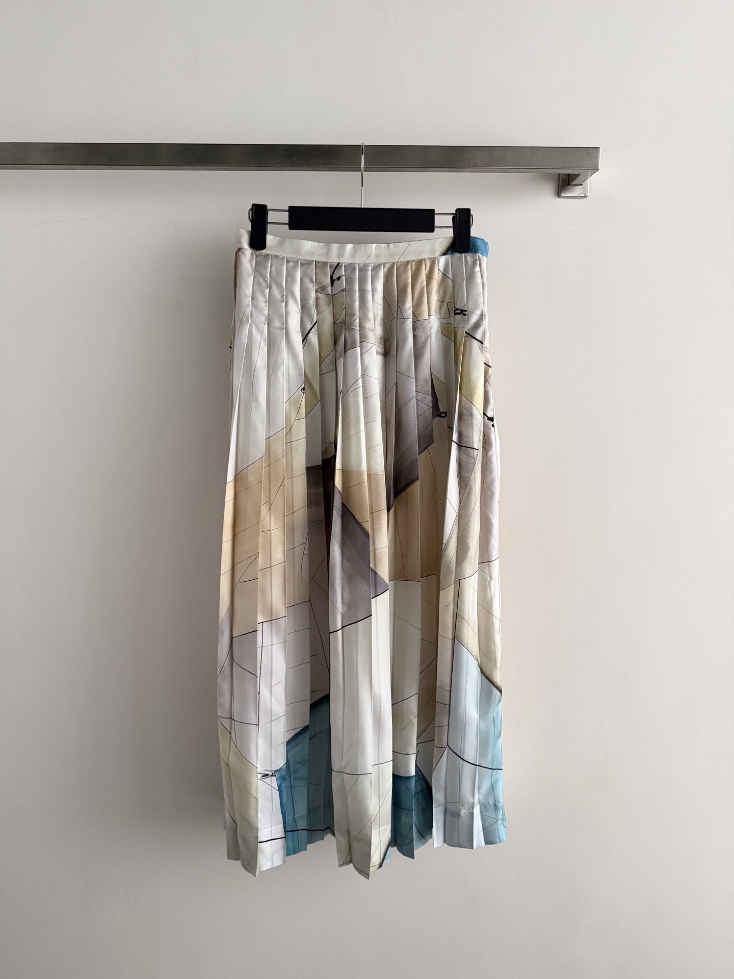 NO:907217,Loro Pian*2026 spring and summer series silk pleated skirt, made of high-quality mulberry silk, light and smooth, with perfect drape. The main color is beige with blue geometric print, fresh and elegant, perfect for spring and summer wear!  The pleated design is smart and elegant, with a moderate length, which can be easily worn for commuting or vacation. It looks great when paired with a silk shirt of the same series, a suit or alone, and can easily create a high-end look. SML, loro piana, skirts, real silk,19860909Loro Pian*2026春夏系列真丝百褶半裙,采用高品质桑蚕丝,轻盈柔滑,垂坠感满分.米色主调搭配蓝色几何印花,清新优雅,春夏穿搭超适合！百褶设计灵动飘逸,长度适中,通勤或度假都能轻松驾驭.搭配同系列真丝衬衣,套装或单穿都很出彩,轻松打造高级感造型SML,,loro piana,skirts,real silk,,Women's clothing