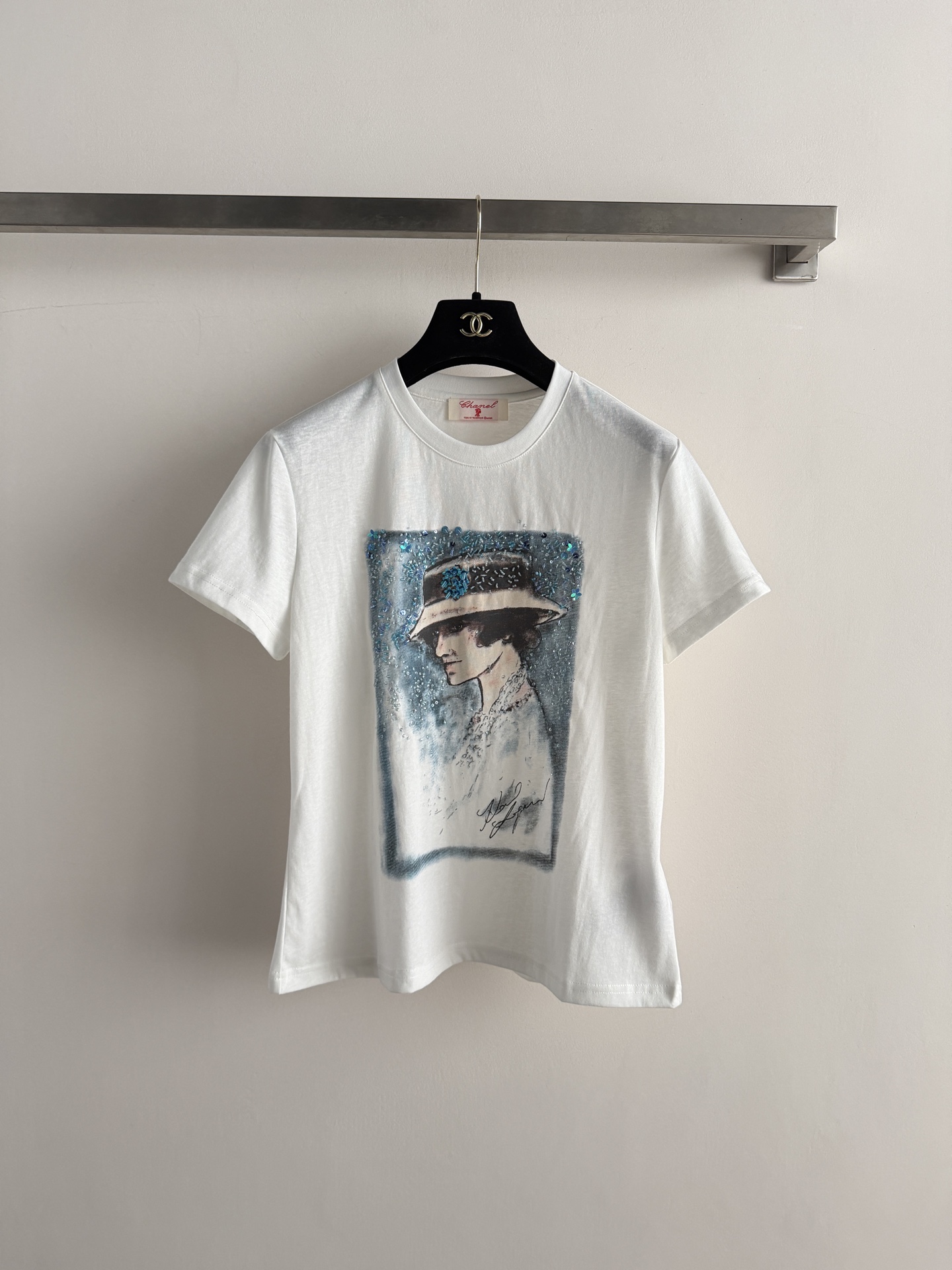 NO:828746,CHANE*26SS new hand-painted printed T-shirt, the front portrait hand-painted print has super artistic beading elements, full of romantic atmosphere!  The fabric is breathable and comfortable, suitable for daily wear or casual wear. It looks great with jeans and skirts. The details are perfect, fashionable and practical, and you can easily wear it with a high-end feel~SML, Chanel-clothing, chanel, chanel, loro piana, skirts, jeans, tees, t-shirt,19860909CHANE*26SS新款手绘印花T恤,正面人像手绘印花超有艺术感钉珠元素,浪漫氛围拉满！面料透气舒适,日常穿搭或休闲都OK,随手搭牛仔裤、半裙都很出彩针.细节满分,时尚又实用,轻松穿出高级感~SML,香奈儿-服装,chanel,chanel,loro piana,skirts,jeans,tees，t-shirt,,Women's clothing
