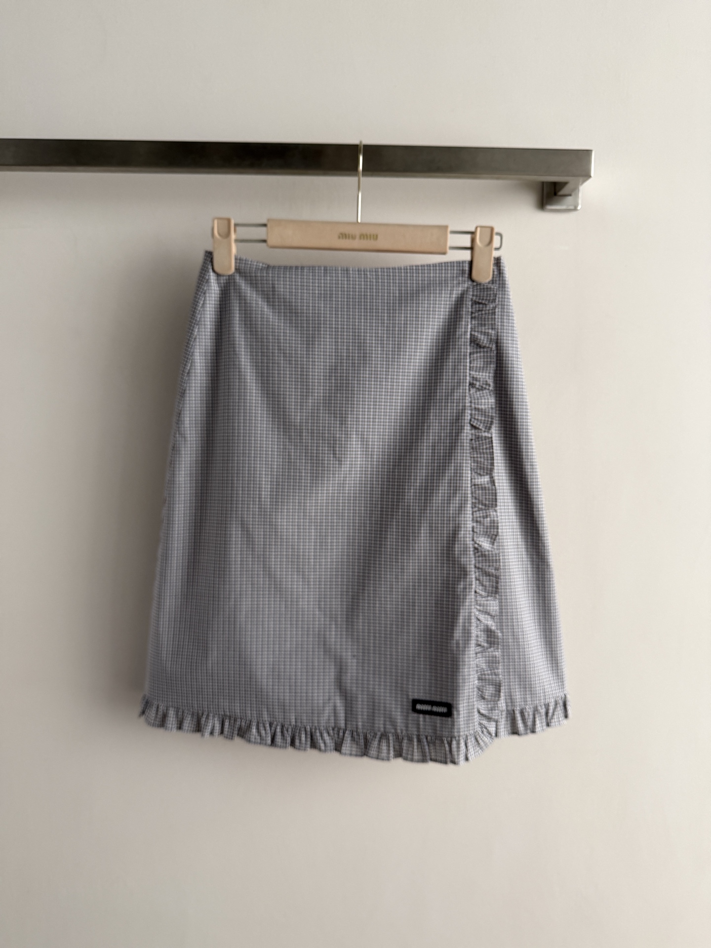 NO:828765,Miu Mi*'s new plaid lace skirt has a fungus hem design on the sides and hem, which is sweet and layered. The A-line shape modifies the crotch, the pear-shaped figure is friendly, and the length reaches the knees, making it easy to control for daily commuting and leisure. The fabric is light and breathable, and super comfortable to wear in summer. Pair it with a white T or light-colored top for a fresh Korean style!  Plaid pattern + fungus hem, full of girlish feel, fashionable and practical, taking photos on the street is beyond photos. SML, Miumiu-clothing, loro piana, miumiu, skirts,19860909Miu Mi*新款格纹花边半裙,侧边和裙摆木耳边设计,甜美又有层次感.A字版型修饰胯部,梨形身材友好,长度到膝盖,日常通勤、休闲都能轻松驾驭.面料轻薄透气,夏天穿超舒服.搭配白T或浅色上衣,清新韩系风get！格纹+木耳边,少女感满满,时髦又实用,出街拍照超出片.SML,缪缪-服装,loro piana,miumiu,skirts,,Women's clothing