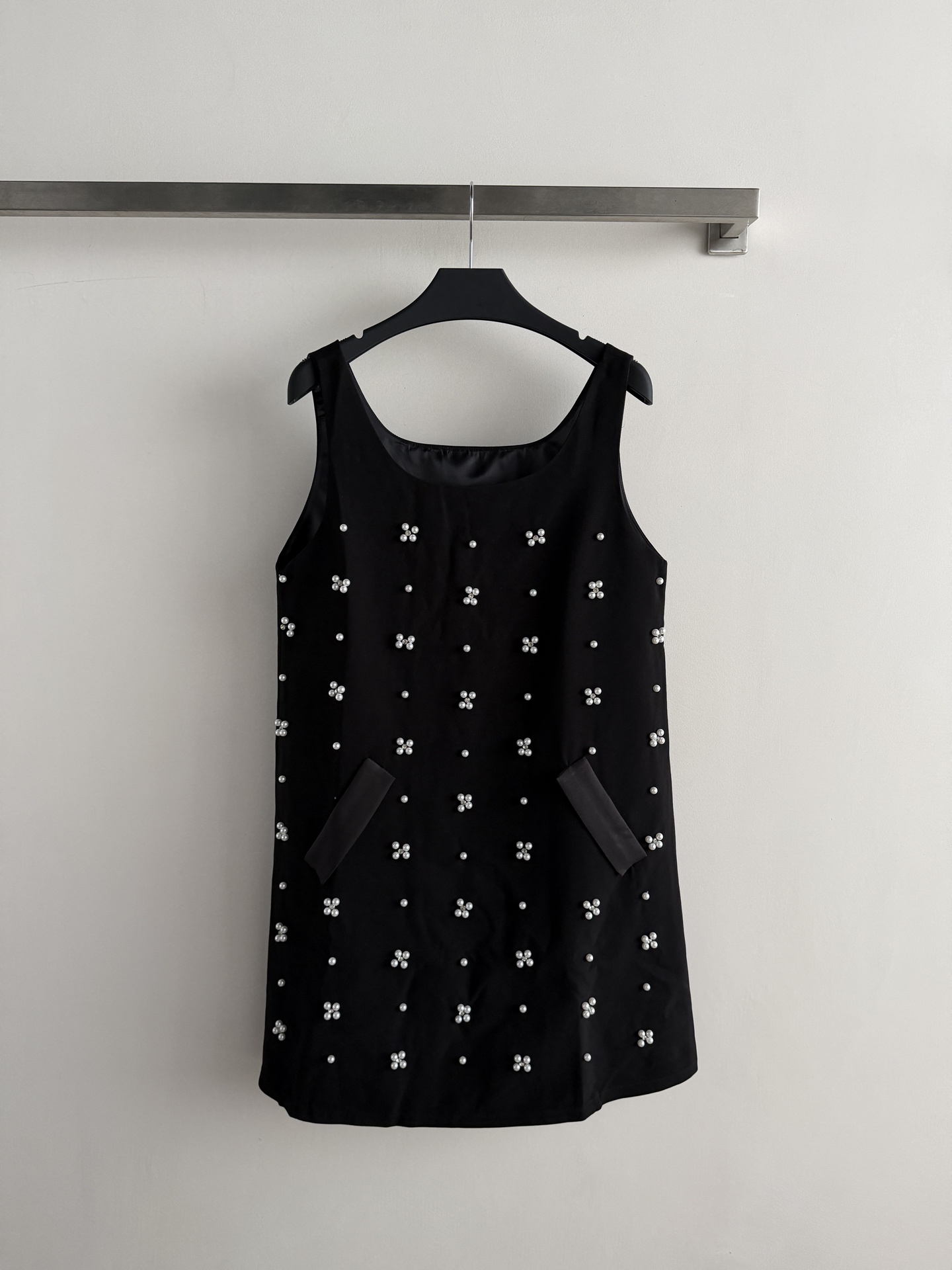 NO:867467,The new French beaded sleeveless little black dress is made of black base fabric with exquisite beading, full of elegance and elegance. The sleeveless design is refreshing and neat, perfect for spring and summer!  The skirt is embellished with beads, full of details, and the straight version is tolerant and suitable for a variety of body types. The pockets on both sides are practical and beautiful, and can be easily used for daily outings or parties ~ Pair it with high heels or exquisite accessories, and you can easily get a celebrity style or French elegance. SML, women's clothing, high heels, skirts,19860909新款法式钉珠无袖小黑裙黑色底布配精致钉珠,贵气优雅感满满.无袖设计清爽利落,春夏穿超合适！裙身钉珠点缀,细节感十足,直筒版型包容性强,适合多种身材.两侧口袋实用又美观,日常出行或聚会都能轻松驾驭～搭配高跟鞋或精致配饰,轻松get名媛风or法式优雅风.SML,女装,high heels,skirts,,Women's clothing