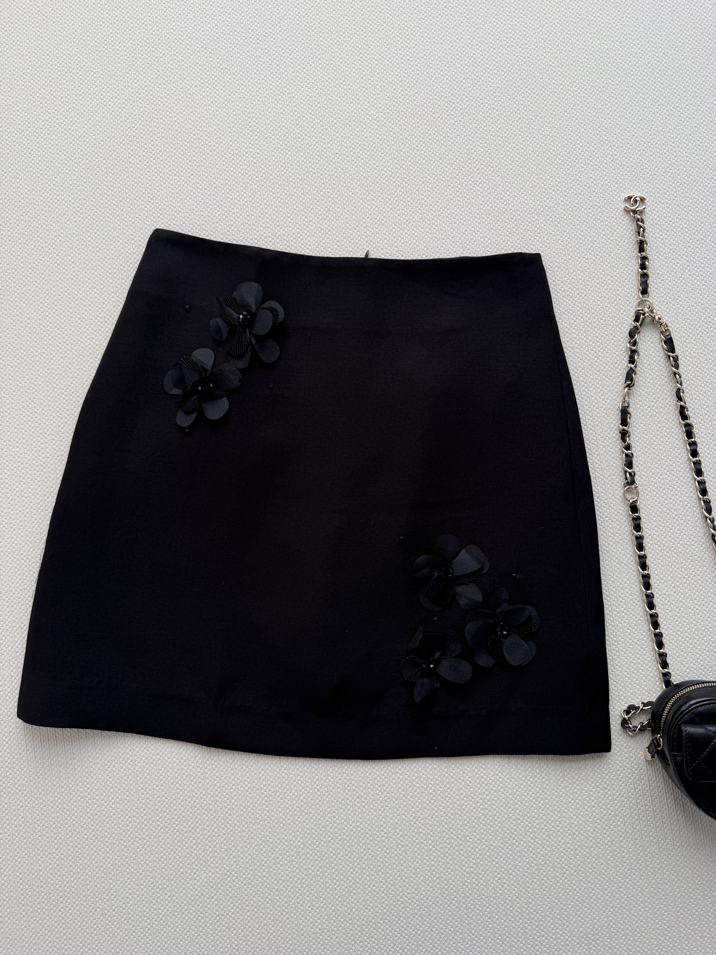 NO:883202,The new three-dimensional flower skirt is made of soft and light fabric, comfortable to the touch, and super friendly for daily wear!  Three-dimensional flower beading decoration, exquisite details, full of retro and gentle atmosphere, it looks great when paired with sweaters or shirts, and can easily create an elegant look. It is suitable for sisters who like details and texture~SML, women's clothing, skirts, shirts,19860909新款立体花朵半裙,采用柔软轻薄面料,触感舒适,日常穿搭超友好！立体花朵钉珠装饰,细节精致,复古温柔氛围感满满搭配针织衫或衬衫都很出彩,轻松打造优雅造型.适合喜欢细节和质感的姐妹们入手哦～SML,女装,skirts,shirts,,Women's clothing